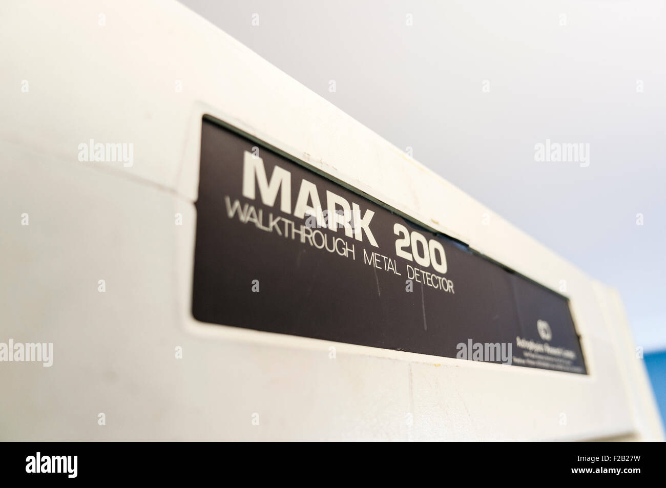 Mark 200 Walkthrough Metalldetektor aus Astrophysics Research Limited am Eingang zu einem sicheren Gebäude Stockfoto