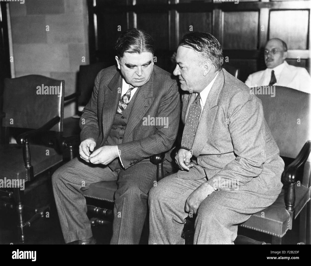 Hugh Johnson, NRA Administrator mit John L. Lewis (links) Präsident der United Mine Workers. Am 12. September 1933 waren sie auf der NRA Kohle 'Code' Wettbewerb verringern und erhöhen Löhne und Preise hören, die "faires Verfahren" und "Preise" zu etablieren. (CSU 2015 7 386) Stockfoto