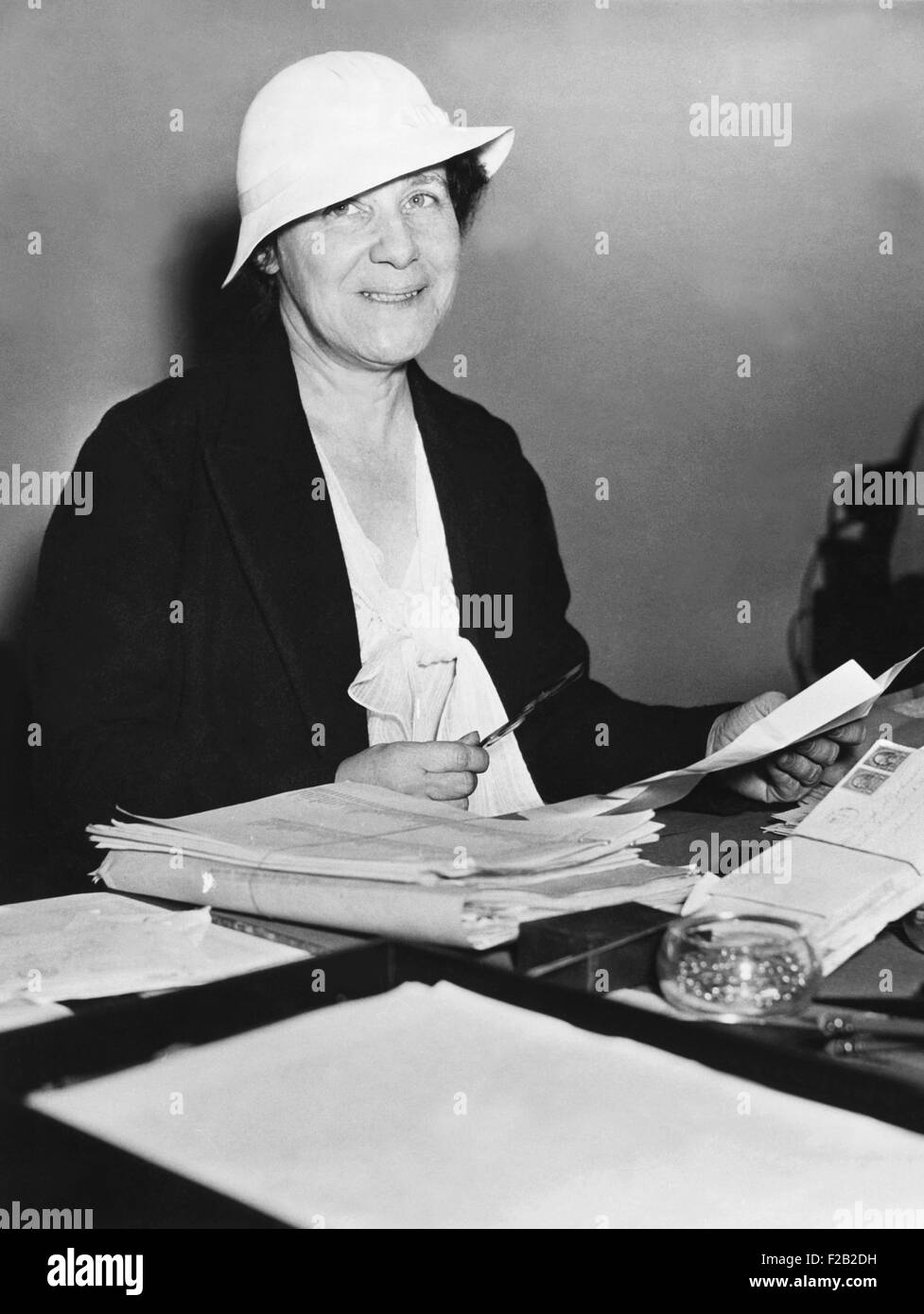 Helen Kilbourne Johnson, Ehefrau von NRA Administrator Hugh Johnson, bei der Arbeit in der NRA-zentrale. 14. August 1933, in der Abteilung für Handel, Washington, D.C. (CSU 2015 7 385) Stockfoto