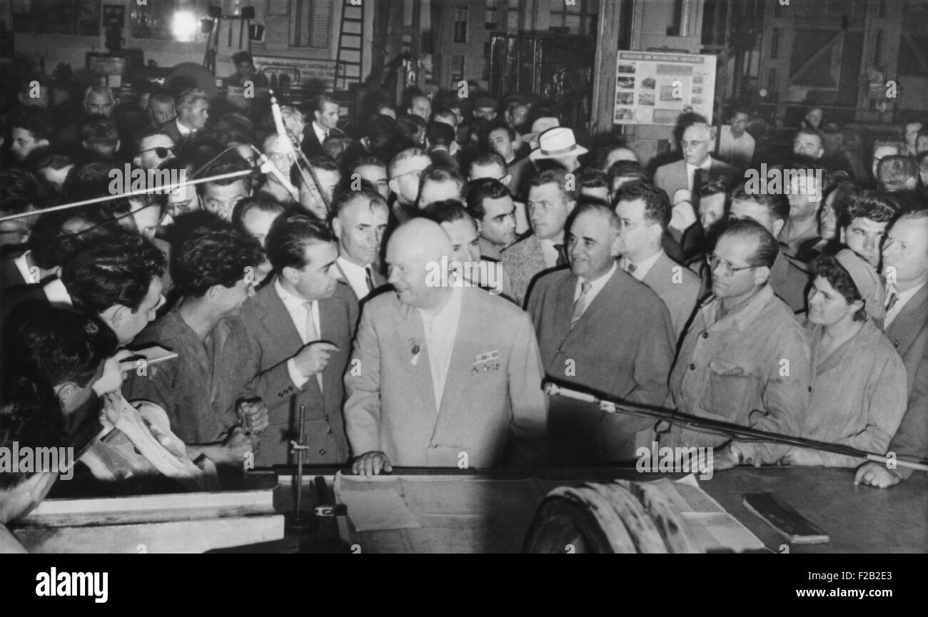 Sowjetischen Ministerpräsidenten Nikita Khrushchev (Mitte) mit den Arbeitnehmern in der Grivita Rosie Eisenbahn-Werkstatt. Bukarest, Rumänien, 2. Juli 1962. (CSU 2015 8 555) Stockfoto
