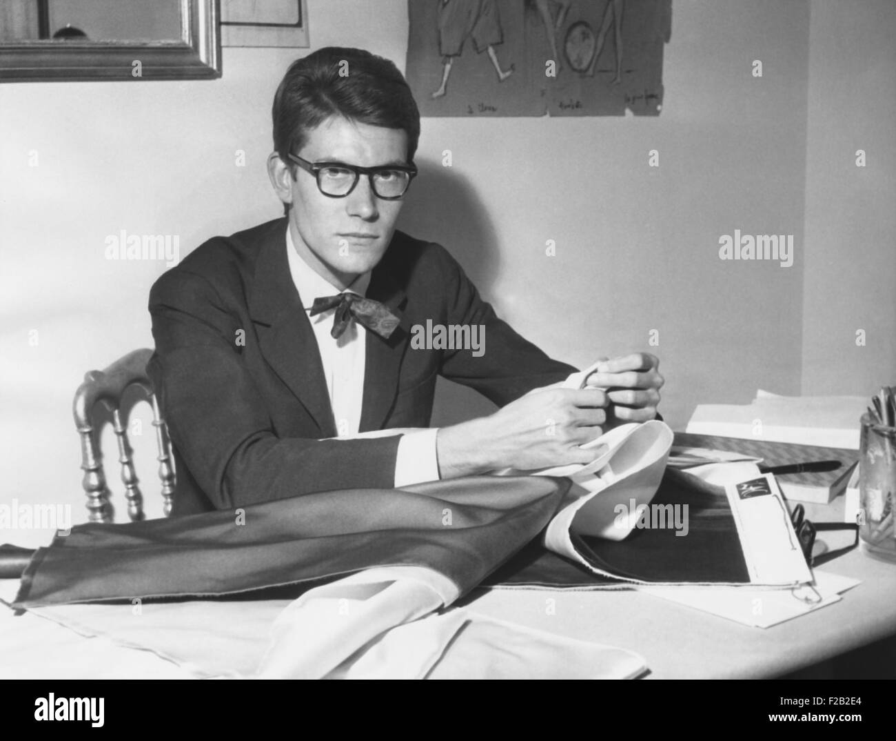 Yves Saint Laurent eröffnet seine Couture-Modehaus in Paris im Jahre 1961. Haus von Yves Saint Laurent präsentiert seine erste Kollektion im Jahr 1962. Foto der 27. September 1961 zeigt den Designer Prüfung Stoffmuster an seinem Schreibtisch. (CSU 2015 7 379) Stockfoto