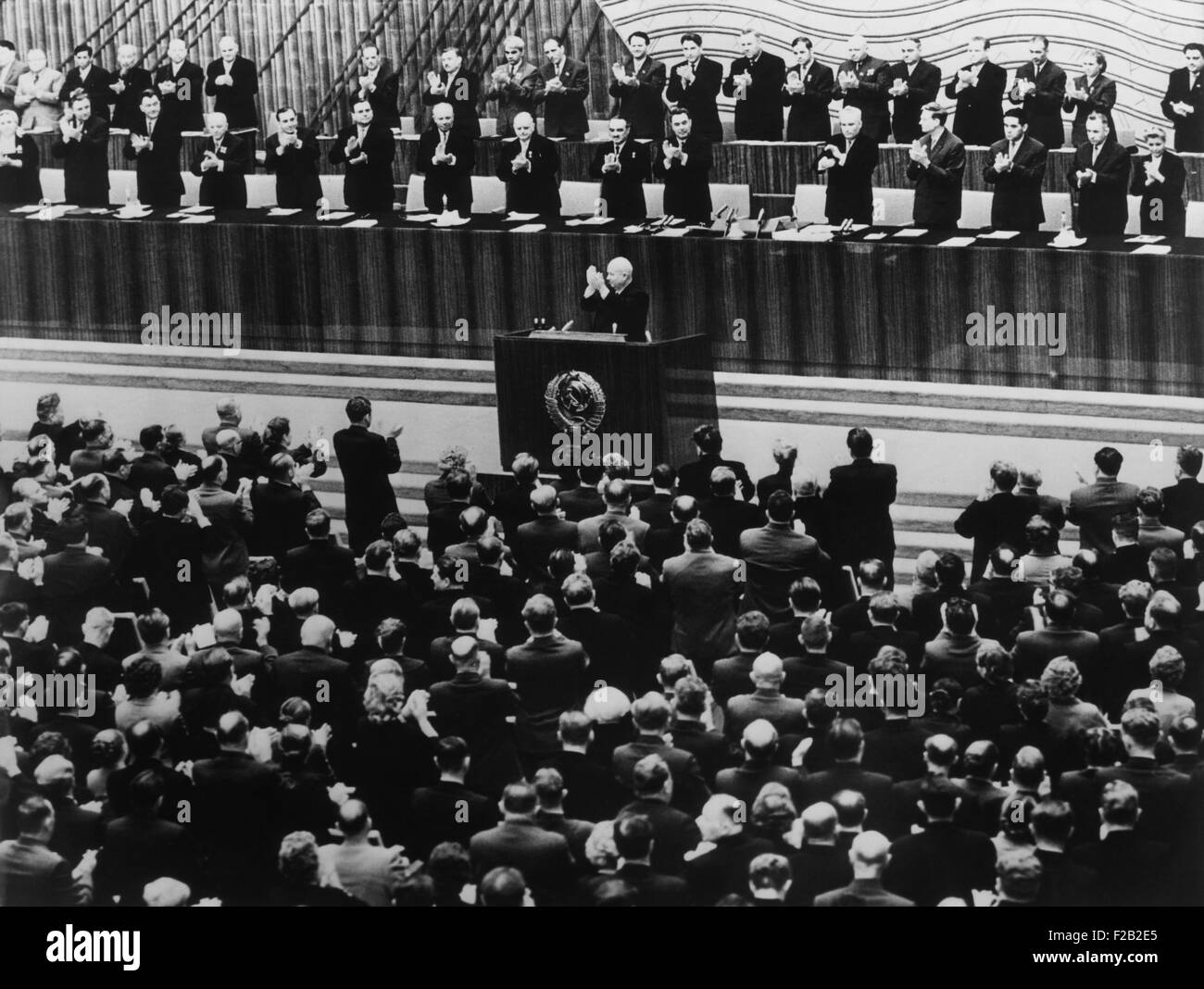 22. kommunistische Partei-Kongreß in Moskau, 17. Oktober 1961. Nikita Khrushchev führt den Applaus vom Podium bei Eröffnung der Sitzung. Hinter ihm sind die Mitglieder des Präsidiums des Kongresses. Das Präsidium von 1952 bis 1966, fungierte als zentrale Politikgestaltung und Organ der kommunistischen Partei der Sowjetunion. (CSU 2015 8 554) Stockfoto