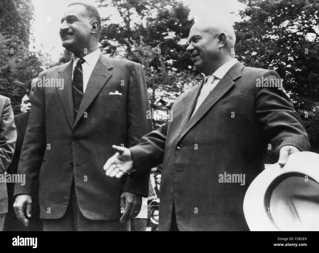 Sowjetischen Ministerpräsidenten Nikita Chruschtschow und Ägyptens Präsident Gamal Abdel Nasser, 24. September 1960. Sie trafen sich bei der UdSSR Estate bei Glenn Clove, Long Island. Nasser, Präsident der Vereinigten Arabischen Republik (Ägypten und Syrien) erhielt Hilfe von der kalten Krieges Powers, USA und die UdSSR. (CSU 2015 8 552) Stockfoto