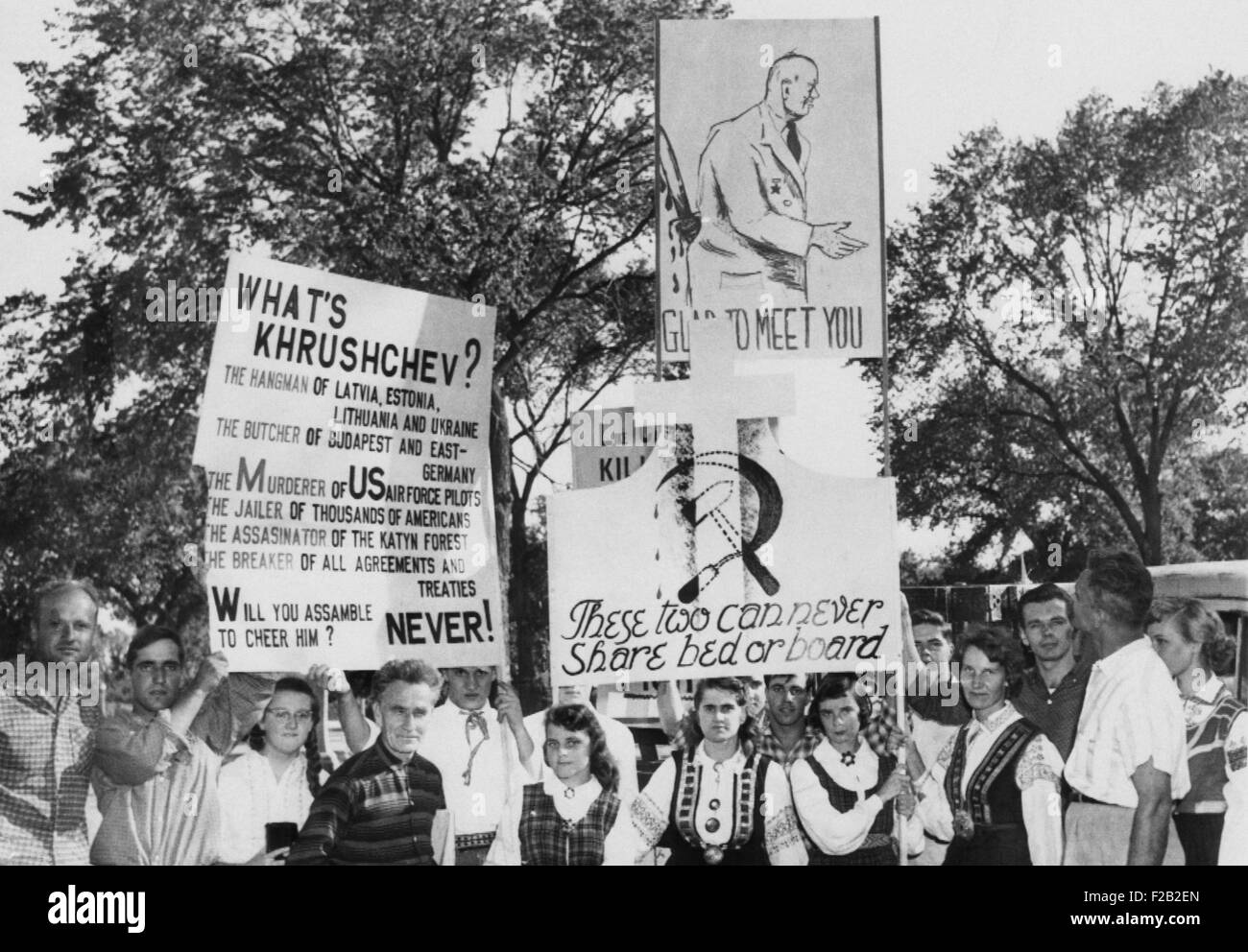 Lettische Gesellschaft von Iowa Proteste sowjetische Premier Khrushchev Besuch in Iowa, 12. September 1959. Ihre Anti-Chruschtschow-Banner dargestellt die sowjetischen russische Führer als "Schlächter von Budapest" und "Henker von Lettland". (CSU 2015 8 543) Stockfoto
