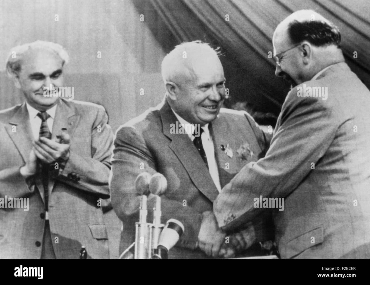 Sowjetischen Ministerpräsidenten Nikita Khrushchev ist von ostdeutschen kommunistischen Führer Walter Ulbricht beglückwünscht. Khrushchev verurteilte Jugoslawiens Josip Titos "nationaler Kommunismus", die außerhalb des Warschauer Paktes geblieben. Auf dem Kongress der ostdeutschen Kommunistischen Partei, in Berlin, Juli 1958. Auf der linken Seite ist Heinrich Rau, DDR-Politbüro. (CSU 2015 8 542) Stockfoto