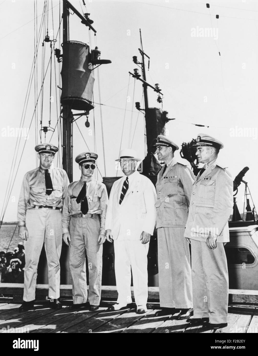 Navy Secretary Frank Knox auf Inspektionsreise, Anti-u-Boot-Abwehr zu erhöhen. 19. Juli 1942 in Charleston, SC. L-r: Lt. CMdR M.W. Greenough; Aufrichtiges Knox; Rear Admiral William Glassford; und Rear Admiral Richard S. Edwards US Navy, stellvertretender Chef des Stabes. (CSU 2015 7 368) Stockfoto