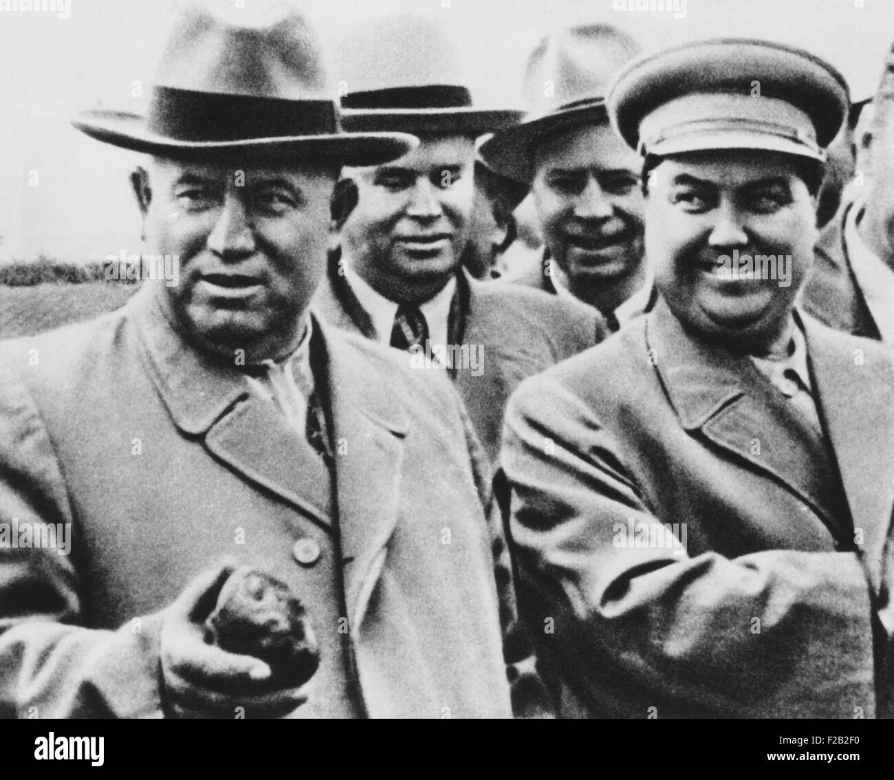 Georgie Malenkov und Nikita Khrushchev Besuch einer Kolchos im Juni 1954. 15 Monate nach dem Tod von Stalin, niemand, den Führer aus den acht hochrangige Mitglieder des Präsidiums des ZK hervorgegangen. (CSU 2015 8 540) Stockfoto