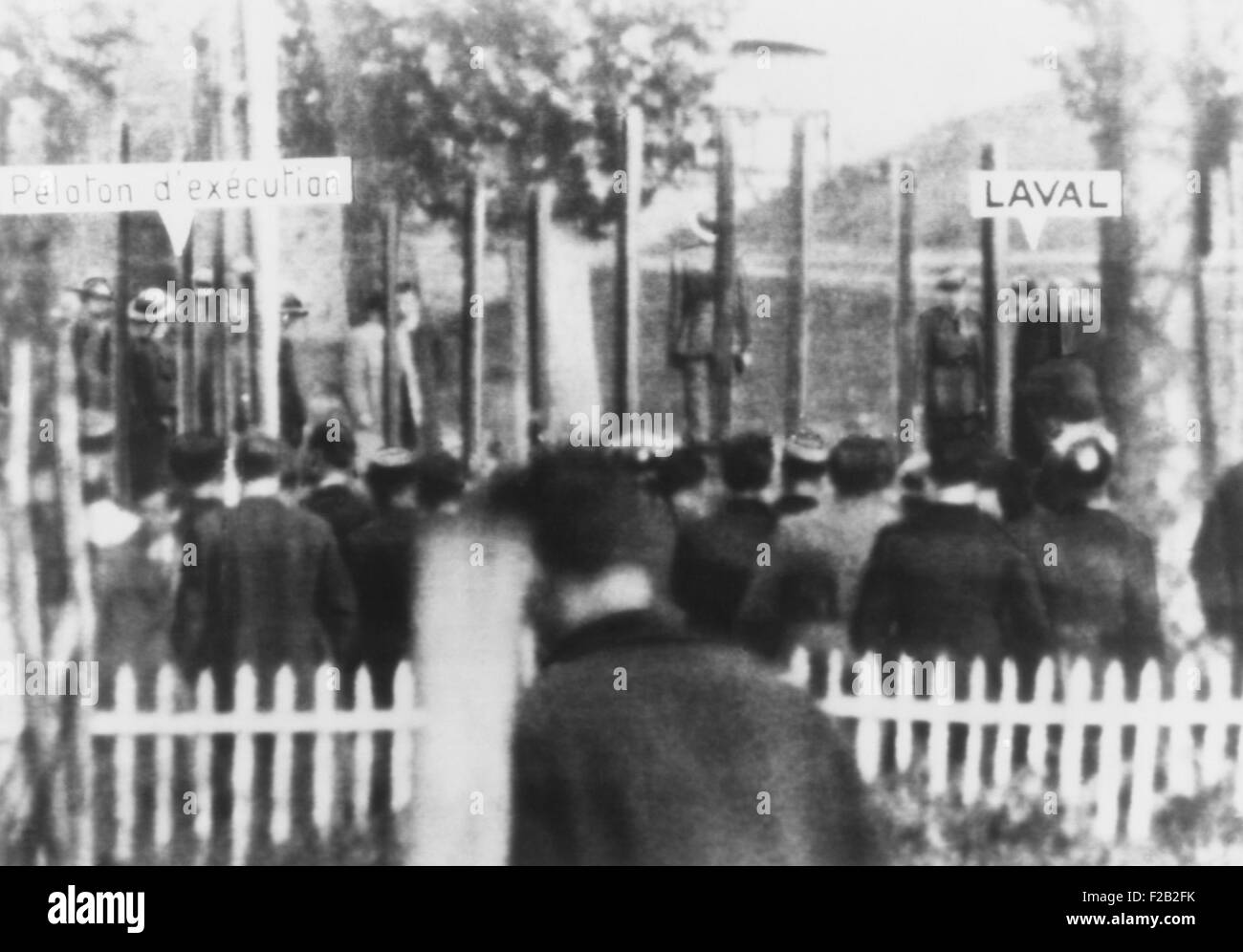 Hinrichtung von Pierre Laval am 17. Oktober 1945. Das Exekutionskommando ist auf der linken Seite und Laval ist auf der rechten Seite, im Hof des Frennes Gefängnis. Im Vordergrund sind die Zeugen für die Ausführung des zweiten Weltkriegs Kollaborateurs Premierminister Frankreichs. (CSU 2015 8 530) Stockfoto