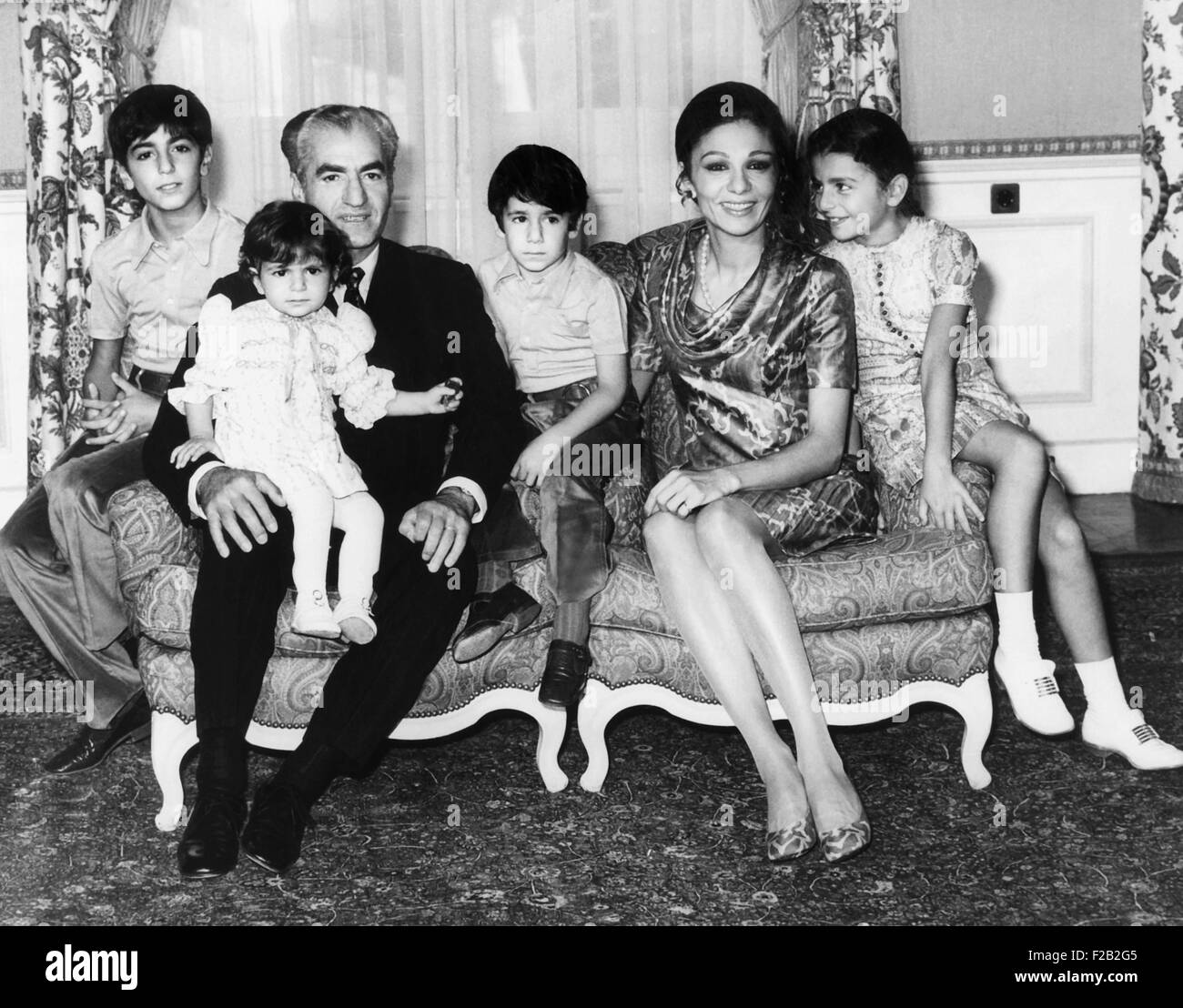 Schah von Iran stellt mit seiner Familie, 22. September 1971. L-r: Kronprinz Reza, 11; Prinzessin Leila, 18 Monate, die auf dem Shaw Knie war; Prinz Ali Reza, 5, und Kaiserin Farah und Prinzessin Farahraz, 8. (CSU 2015 8 524) Stockfoto