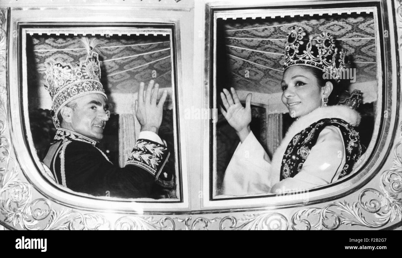 Iran der Schah von Persien und Kaiserin Farah Welle aus ihren Wagen nach der Krönungszeremonie. 26. Oktober 1967. (CSU_2015_8_523) Stockfoto