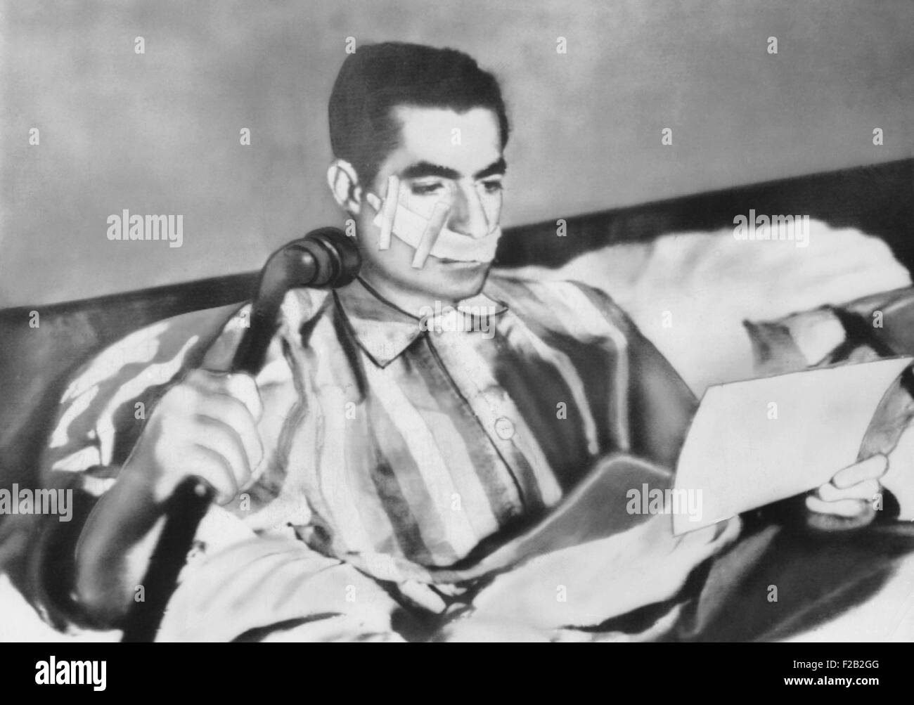 Schah von Persien nach einem Attentat auf 4. Februar 1949. Fakhr-Arai fünf Schüsse von zehn Fuß entfernt aber nur streifte seinen Stockfoto