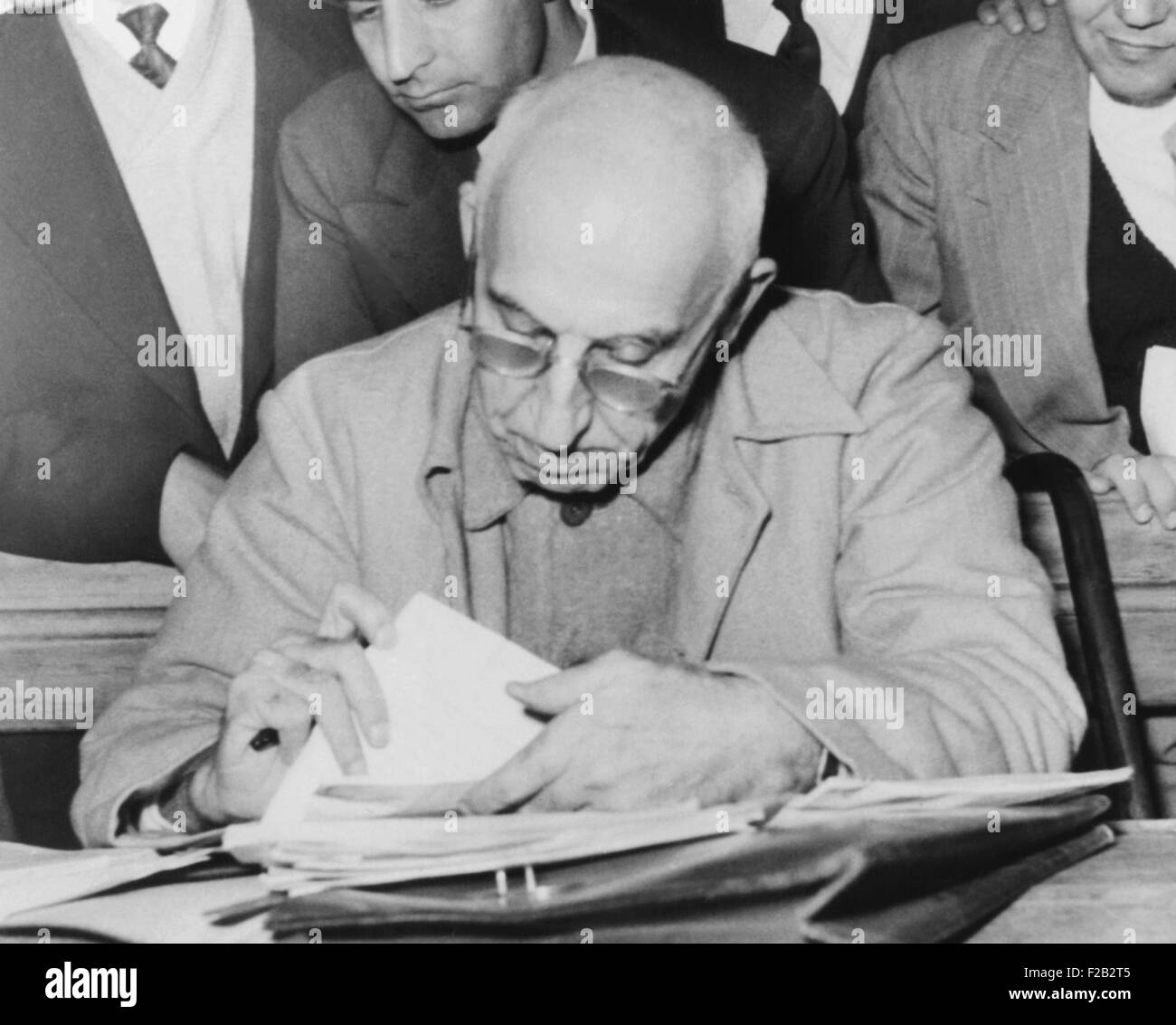 Gestürzten iranischen Premier Mohammed Mossadegh liest während seines Teheran Verrats Testversion. 19. Dezember 1953. Mossadegh wurde mit trotzt des Schahs, versucht, den Sturz der Monarchie und illegal auflösen Parlament beauftragt. (CSU 2015 8 512) Stockfoto