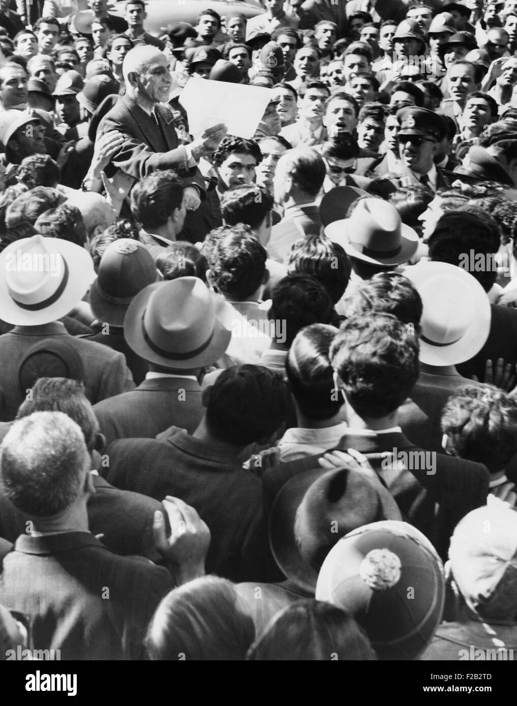 Iranischen premier Mohammed Mossadegh, Adressierung eine Menschenmenge in Teheran im Jahr 1951. Iranische nationale und internationale Politik konzentrierten sich die Verstaatlichung des Vermögens der Anglo-Iranian Oil Company. (CSU 2015 8 508) Stockfoto