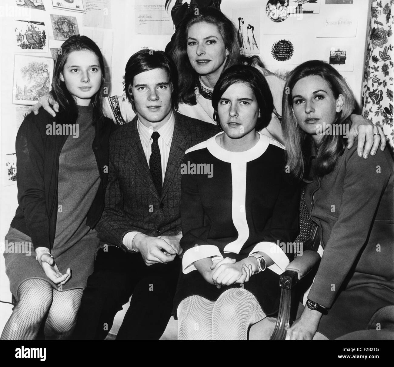 Ingrid Bergman mit ihren vier Kindern in New York City für den Urlaub. Hinter den Kulissen im Broadhurst Theatre wo Bergman in Eugene O'Neill es erscheine, mehr HERRENHÄUSER. 27. Dezember 1967. L-r: Isabella Rossellini; Roberto Rossellini Jr.; Ingrid Rossellini, Isabellas Twin; und Pia Lindstrom aus Bergmans erster Ehe, Peter Lindstrom. (CSU_2015_7_335) Stockfoto