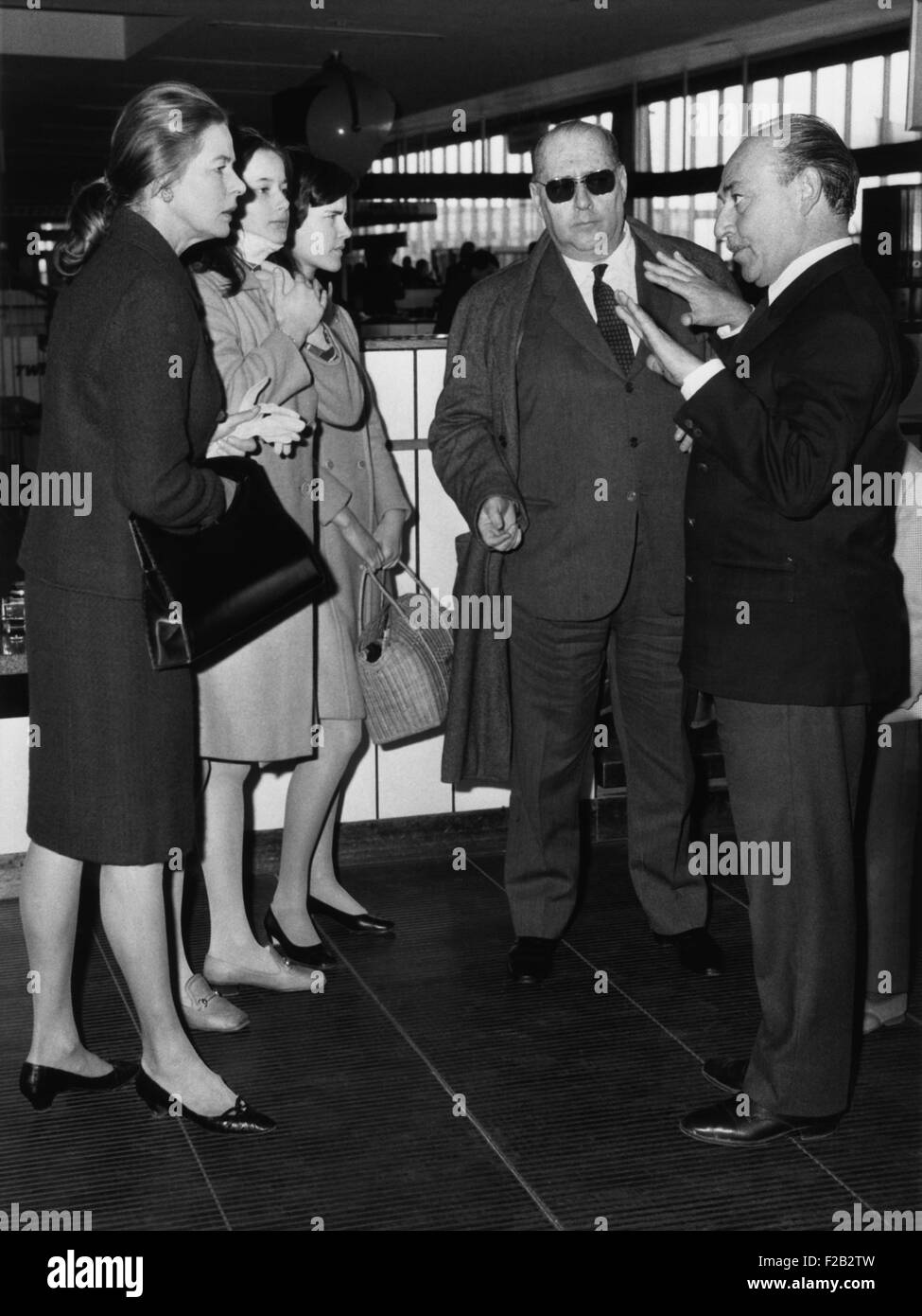 Ingrid Bergman und ihr Ex-Mann italienischen Regisseur Roberto Rossellini am Flughafen Rom. 5. April 1967. Das geschiedene Paar wurden begleitet von Zwillingstöchtern Isotta (Mitte) und Isabella Rossellini. Der Mann auf der rechten Seite ist ein unbekannter Freund. (CSU 2015 7 331) Stockfoto
