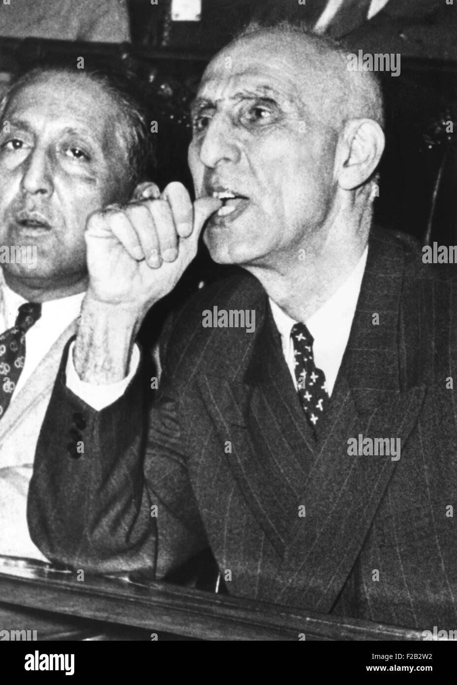 Mohammed Mossadegh, erwartet die Vertrauensfrage im iranischen Parlament. Die Majlis gewählt, der Premierminister Verstaatlichung der britischen Anglo-Iranian Oil Company zu unterstützen. 8. August 1951. (CSU 2015 8 500) Stockfoto