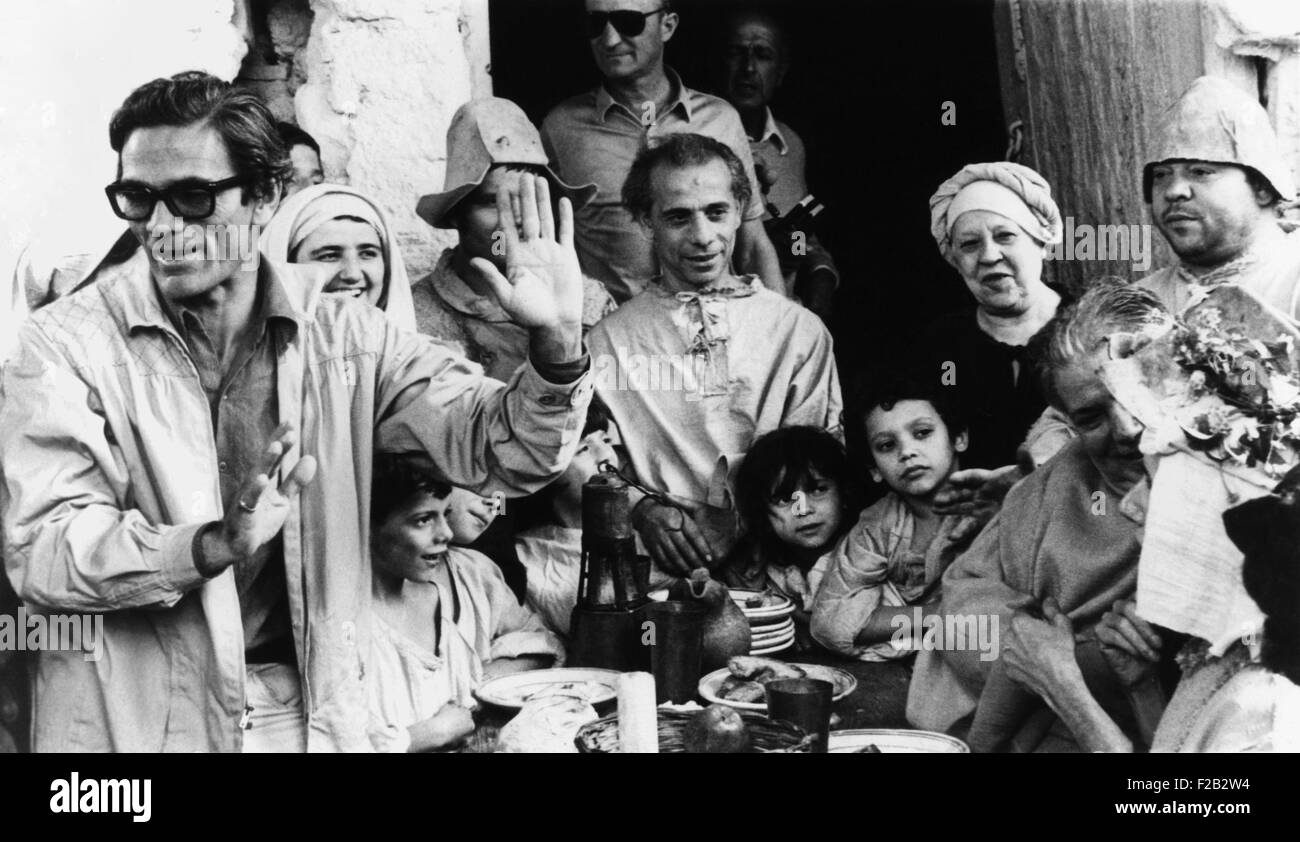 Italienischer Filmemacher Pier Paolo Pasolini, leitet die Dorfbewohner als Statisten im "Decamerone" erscheinen. Er filmte im Jemen, 20 November, Stockfoto
