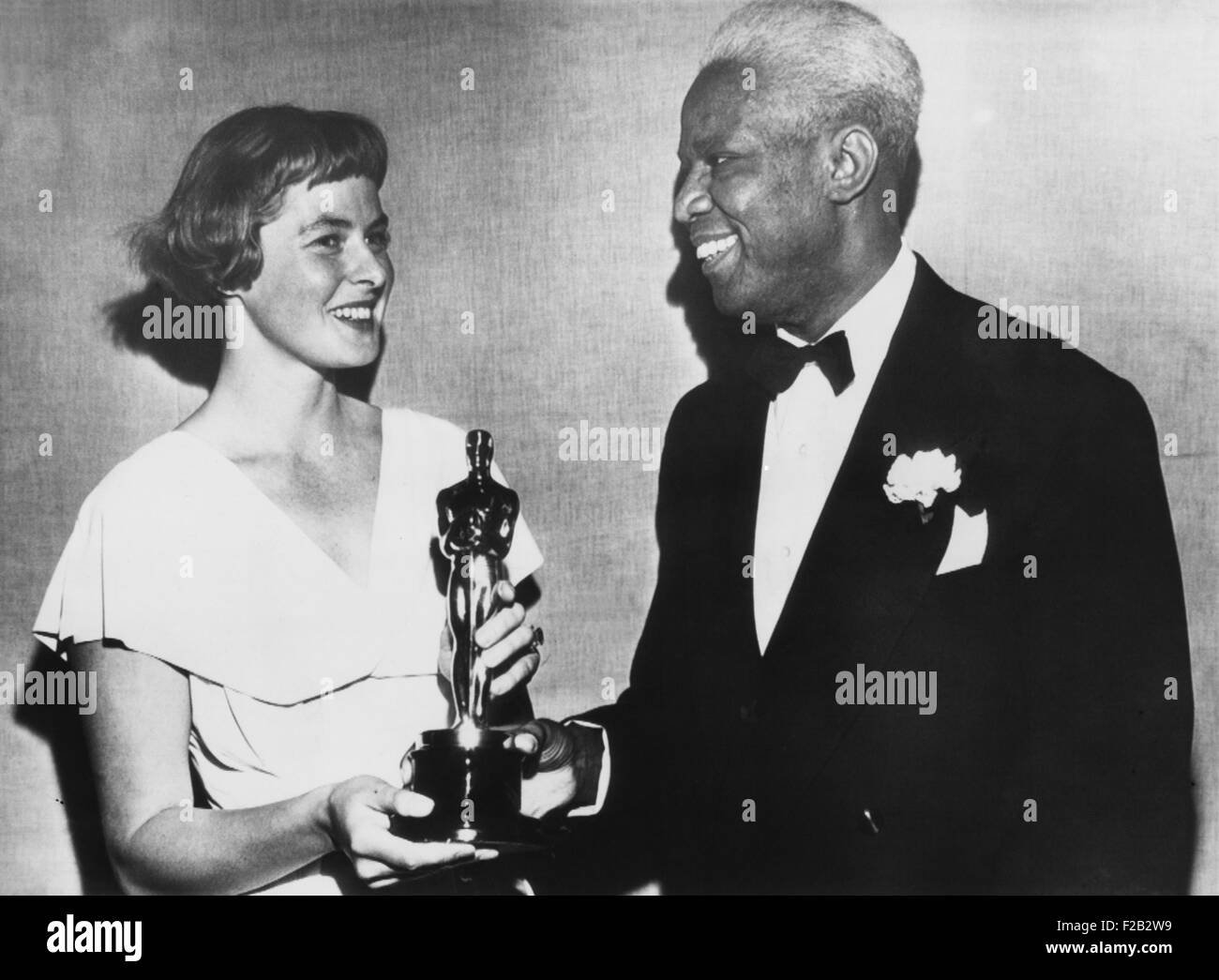 Schwedische Schauspielerin Ingrid Bergman präsentiert eine besondere Auszeichnung der Akademie mit dem Schauspieler James Baskett. Im März 1948 wurde er für seine Rolle als Onkel Remus in dem Disney-Film, SONG OF THE SOUTH anerkannt. (CSU 2015 7 325) Stockfoto