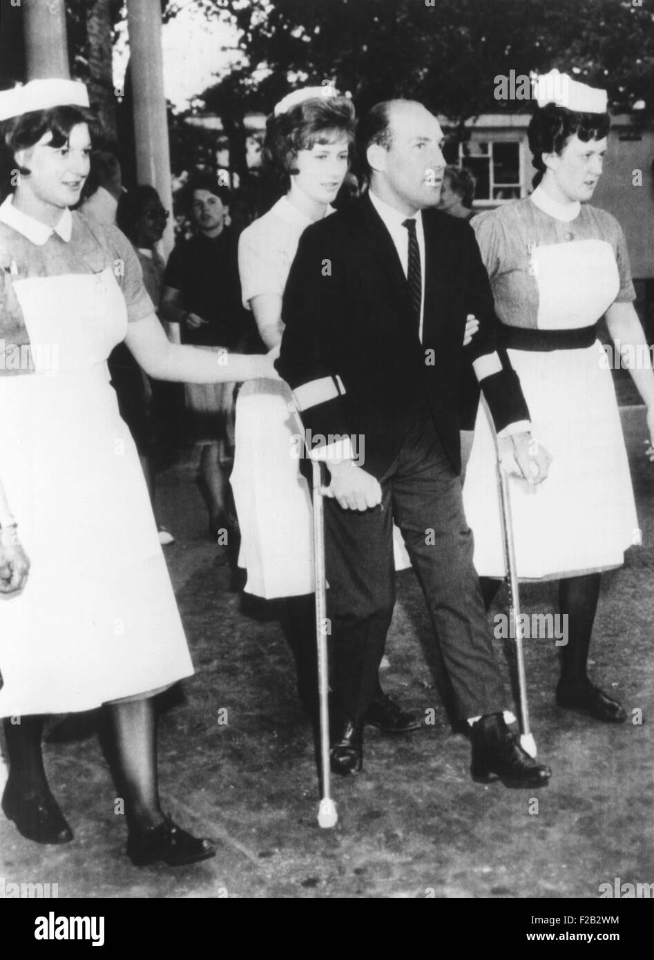 Weltmeister-Rennfahrer Sterling Moss auf Krücken in einem britischen Krankenhaus am 22. Juni 1962. Er war für zwei Monate nach einem schweren Unfall beim 10. Glover Trophy Rennen in Goodwood, Sussex, 23. April 1962 im Krankenhaus. (CSU 2015 8 491) Stockfoto