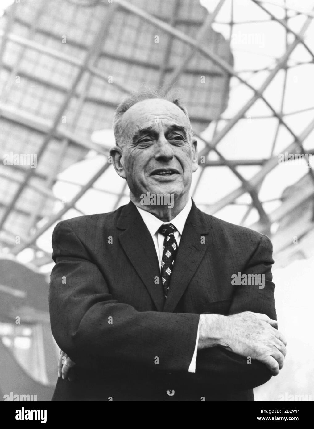 Robert Moses vor der New Yorker Weltausstellung Signatur-Struktur, die Unisphere. August 1964. Moses war einen Blick hinter die Kulissen Stadtplaner, der seine Kraft von Führung der zahlreichen NYC Behörden wie New York City Housing Authority und Triborough Bridge Authority, zog. (CSU 2015 8 489) Stockfoto