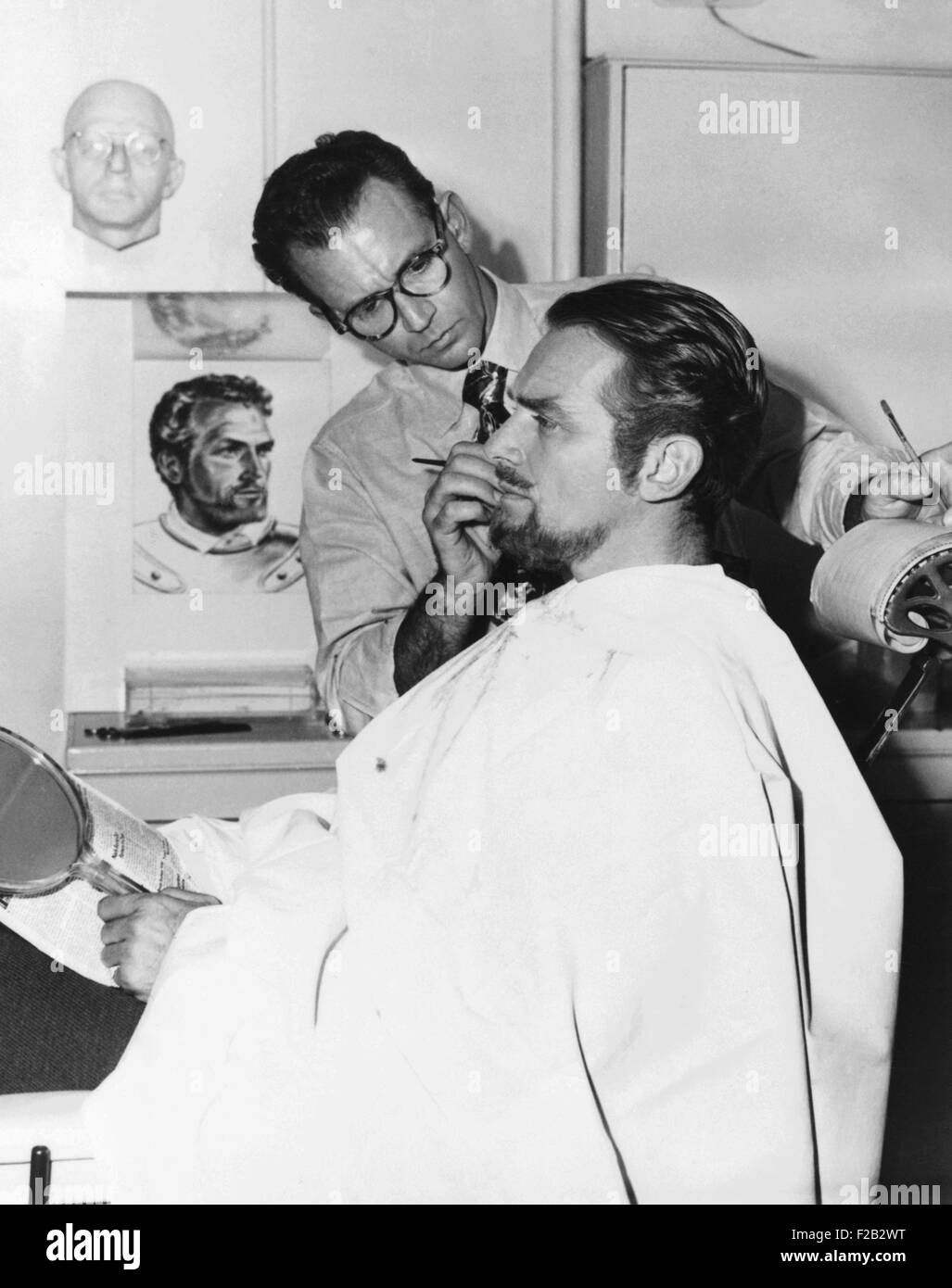 Make-up Artist Ben Nye arbeitet an der Schauspieler Douglas Fairbanks, Jr. Ca. 1940er Jahre. (CSU 2015 8 487) Stockfoto