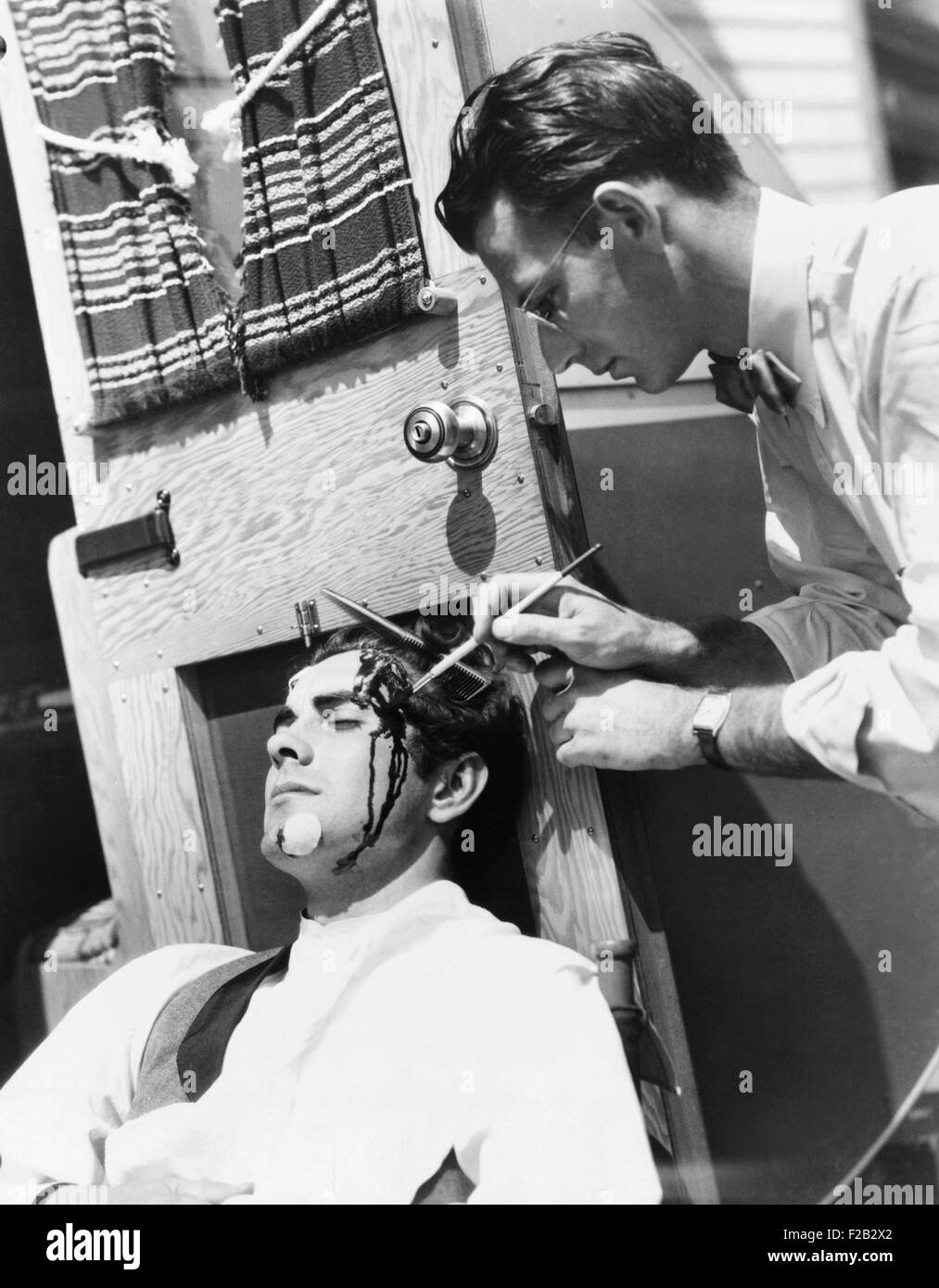 Make-up Artist Ben Nye Malerei Blut auf Schauspieler Tyrone Power, ca. 1940er Jahre. Er arbeitete an mehr als 500 Hollywood-Filme aus den 1930er Jahren bis 1960er Jahren. (CSU 2015 8 484) Stockfoto