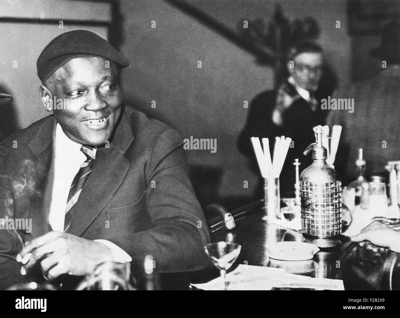 Jack Johnson ehemalige Schwergewichts-Champion in Paris 4. April 1933. Jack Johnson lebte in Paris vor dem 1. Weltkrieg, wo er amerikanischen Rassismus entkam. Vor kurzem forderte Johnson George Carpentier, der ehemalige französische Meister. Johnson denkt, ein sechs-Runden-Kampf der "Alten Zeit Champions" große gehen wird. 4. April 1933 (CSU 2015 7 310) Stockfoto