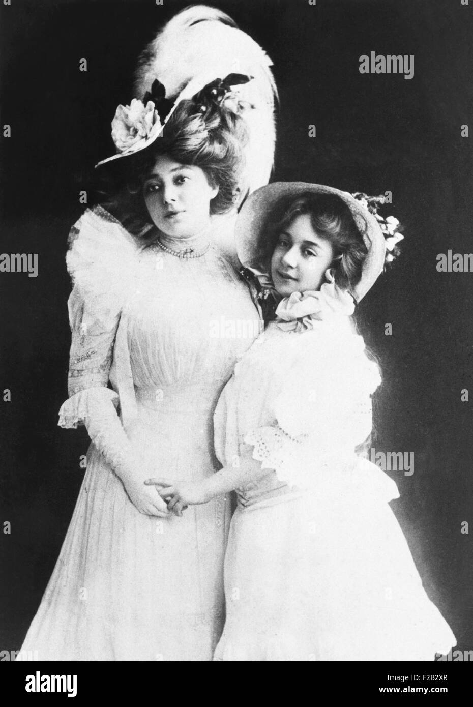 Berühmten Ziegfeld star Anna Held mit ihrer Tochter Liane Carrera, ca. 1907. Liane wurde 1895, während der Held der Ehe uruguayischen Playboy Maximo Carrera geboren. Liane wurde eine Schauspielerin und Produzentin, und wurde manchmal als Anna Held, Jr. (CSU 2015 7 303) in Rechnung gestellt Stockfoto