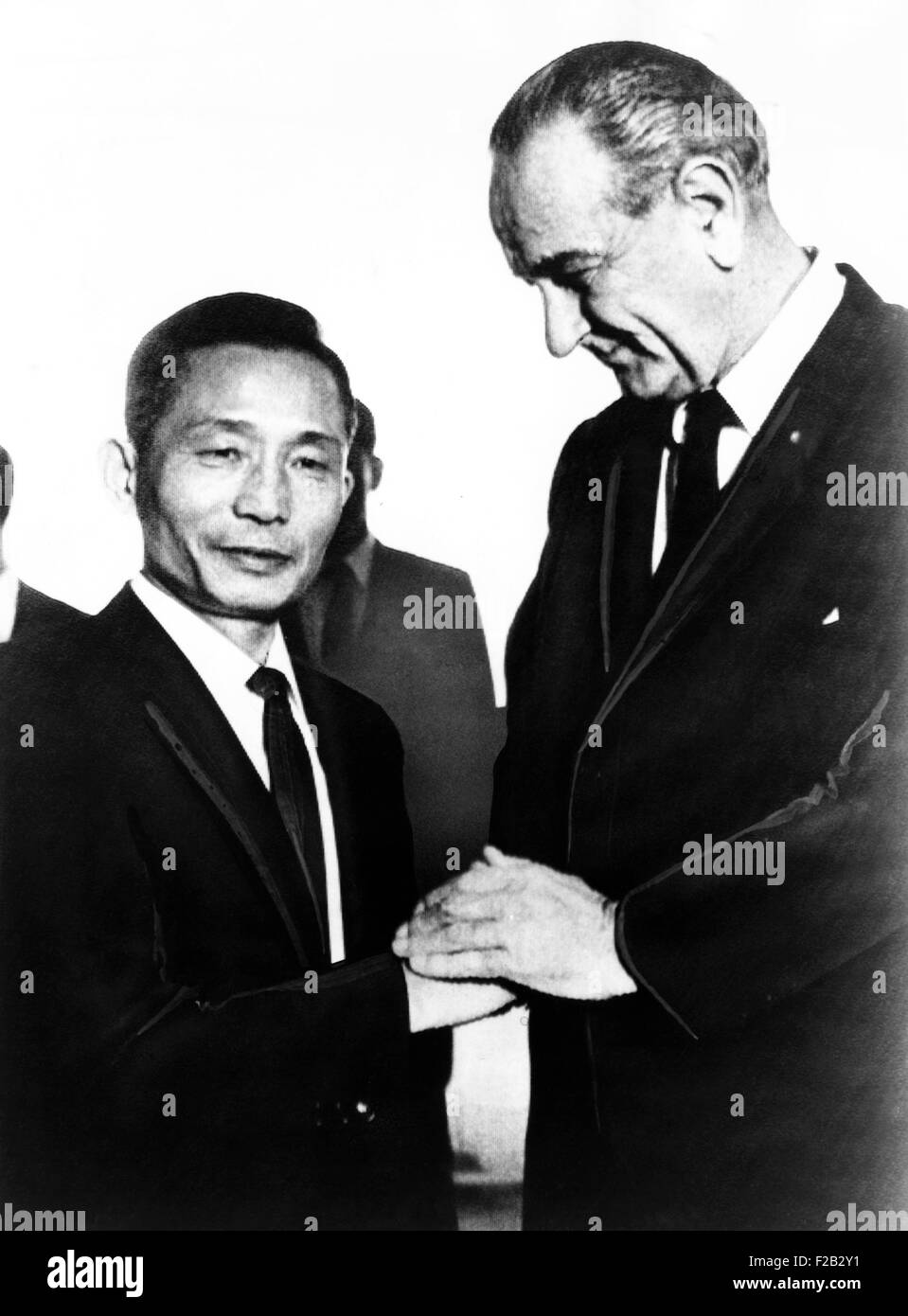 Präsident Lyndon b. Johnson mit südkoreanischen Präsidenten Park Chung-Hee. Park schickte rund 320.000 südkoreanischen Truppen an der Seite der amerikanischen und südvietnamesischen während des Vietnam-Krieges zu kämpfen. Ca. 1965-68. (CSU 2015 7 300) Stockfoto
