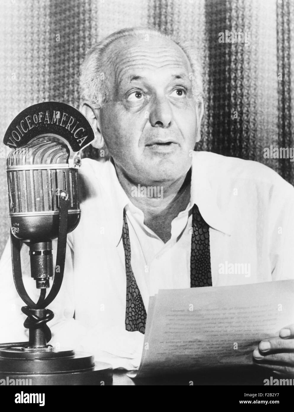 Gabriel Heatter, Radio-Reporter und Kommentator, Übertragung über "Voice of American" im Jahre 1950. In den Jahren des Kalten Krieges konterte VOA Sendungen die Propaganda der Regierungen der Sowjetunion und Warschauer Pakt. (CSU 2015 7 297) Stockfoto