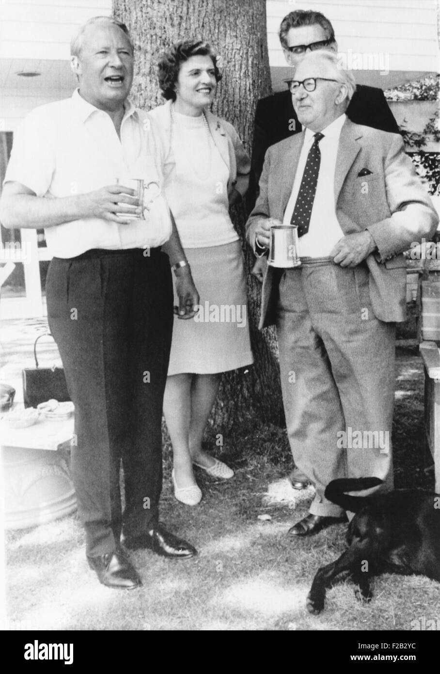 Neu gewählte britische konservative Premierminister Edward Heath (links) mit seiner Familie. L-r: seine Schwägerin, Muriel, Frau seines Bruders John (hinten) und ihr Vater William (rechts). Heaths Herausforderungen waren Inflation, Streiks und Unruhen Nordirland. 22. Juni 1970. (CSU 2015 7 295) Stockfoto