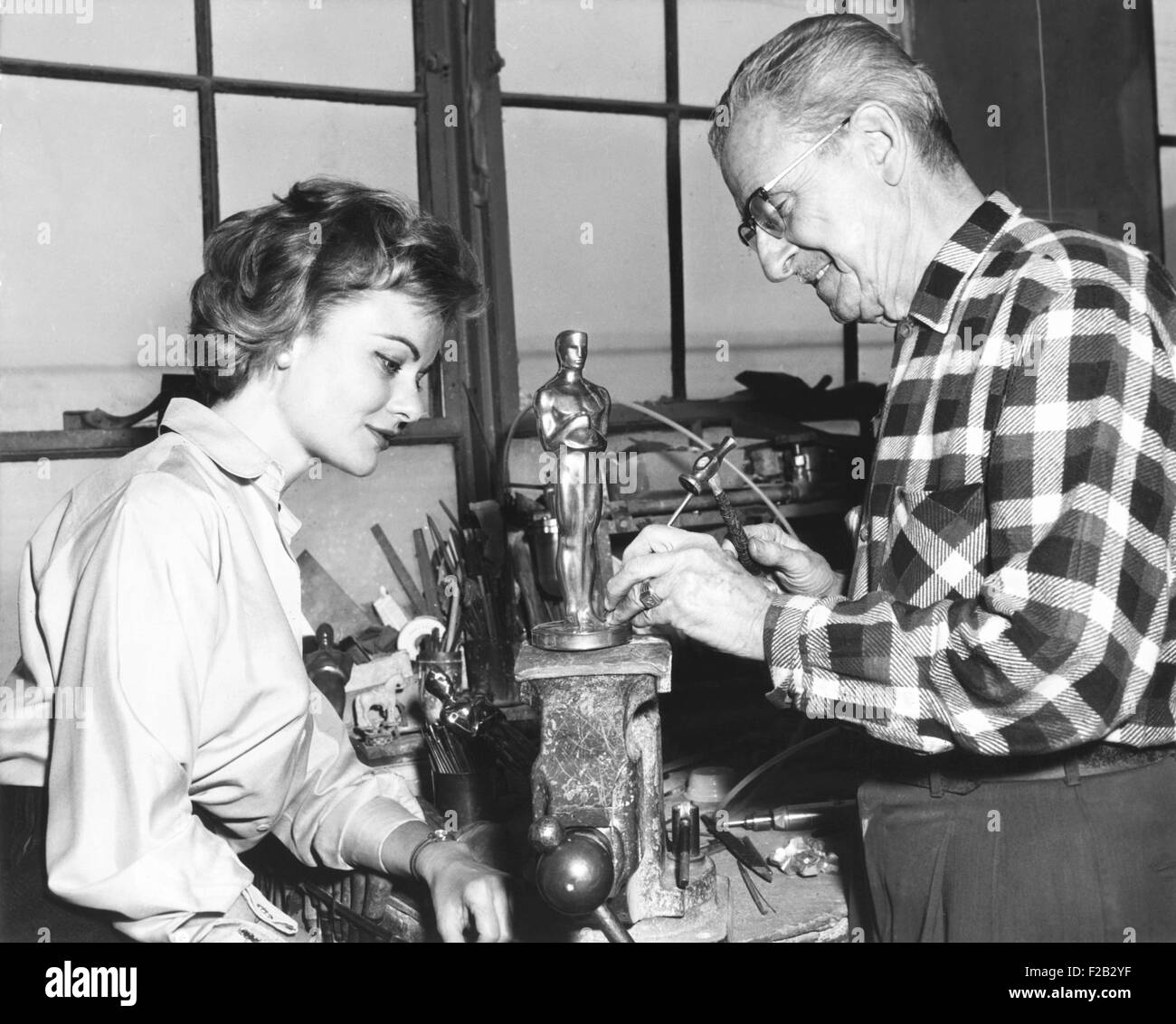 Schauspielerin Dodie Heath Uhren Handwerker Alex Smith machen Oscar Academy Award. Bei der Dodge-Trophäe-Firma in Los Angeles, ca. 1959. Dodie Heath spielte die Holländerin Miep, in das Tagebuch der ANNE FRANK. (CSU 2015 7 293) Stockfoto