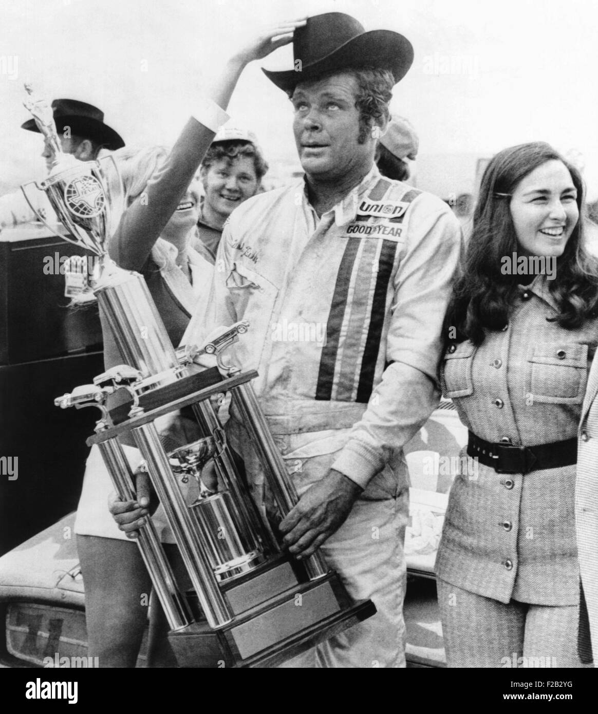 NASCAR-Rennfahrer Buddy Baker nach dem Gewinn der Texas 500, 12. November 1973. Seine durchschnittliche Geschwindigkeit war 147,059 Meilen pro Stunde. Mit ihm Sieg ist Kreis seine Frau, Coline. (CSU 2015 8 463) Stockfoto