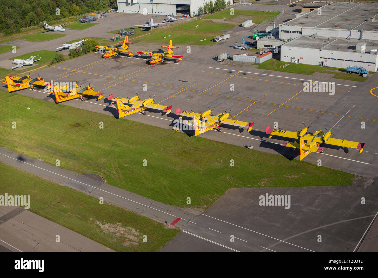 CL215, CL215T und CL415 Wasser Bomber sind an der SOPFEU Basis am Flughafen Quebec Stadt Jean Lesage in Quebec City geparkt. Stockfoto