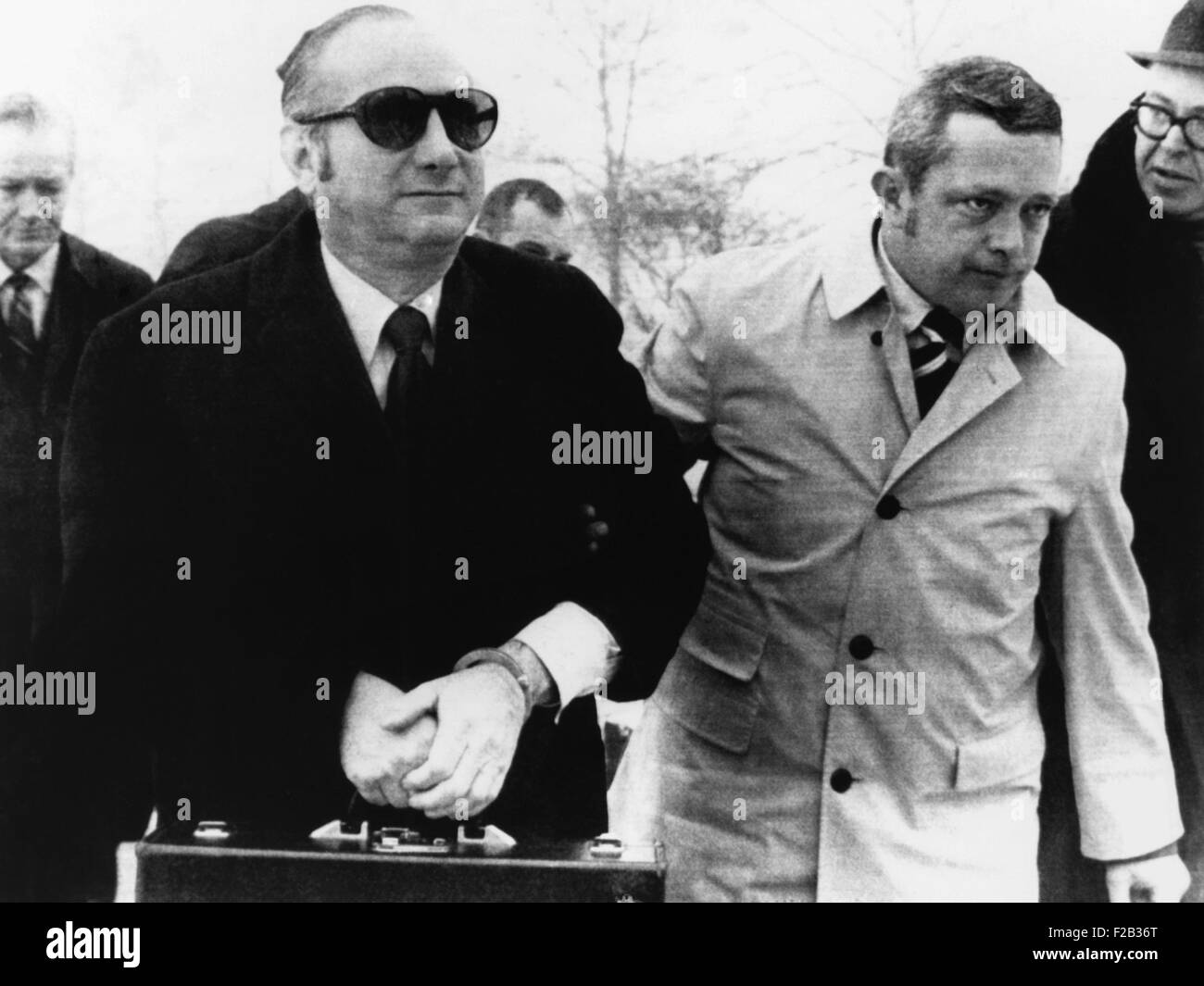 Bobby Baker in Handschellen wird von US-Marshals in Lewisburg Strafanstalt, 14. Januar 1971 begleitet. Er er 18 Monate im Gefängnis für Steuerhinterziehung, Betrug und Diebstahl. (CSU 2015 8 461) Stockfoto