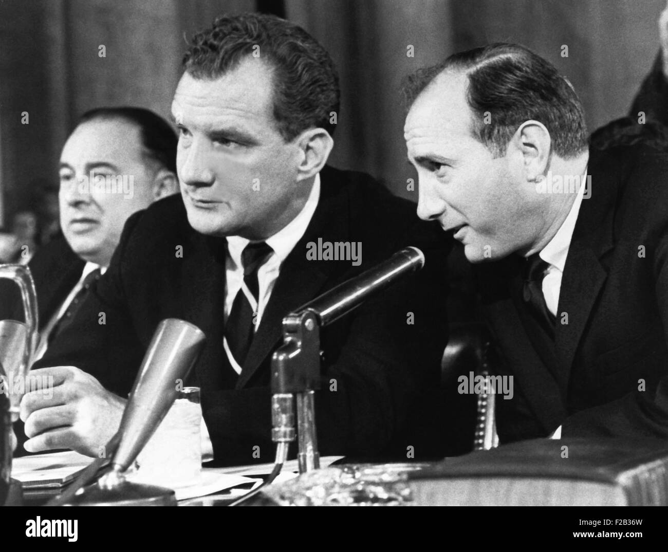 Schließen Sie Bobby Baker (rechts), Lyndon Johnson Berater mit seinem Anwalt, Edward Bennett Williams. Baker wurde vorgeladen, um den Senat Rules Committee, 25. Februar 1964 bezeugen. Er weigerte sich, Zeugen oder umdrehen, seine vorgeladen Aufzeichnungen an den Ausschuss. (CSU 2015 8 460) Stockfoto