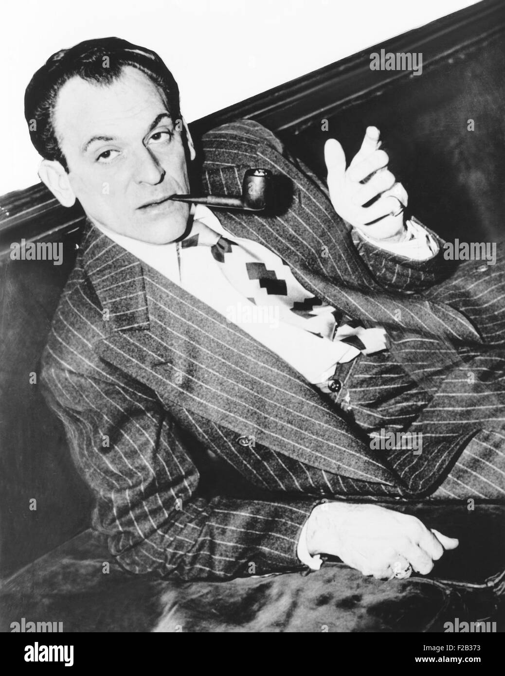 Moss Hart unter der Regie der gegenseitigen WGN Radioproduktion "Sie can't Take It With You". August 1944. Hart und George Kaufman-Autor die Bühne traf auf die Network-Serie beruhen wird. (CSU 2015 7 287) Stockfoto