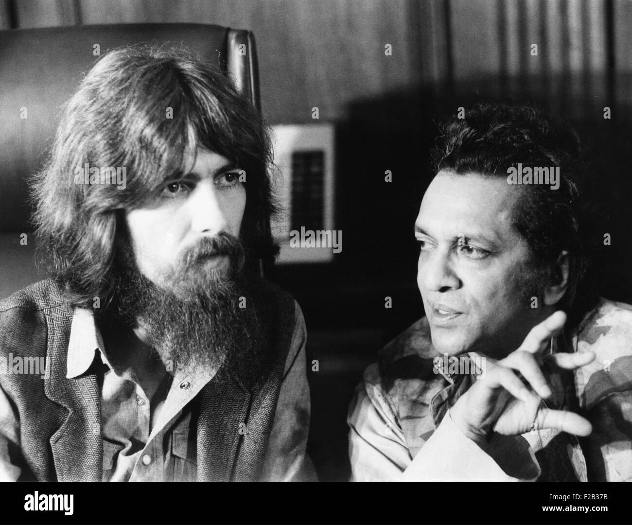 Ex-Beatle George Harrison (links) und indische Musiker Ravi Shankar sprechen Sie mit Journalisten in New York. 27. Juli 1971. Ihre geplante Stockfoto