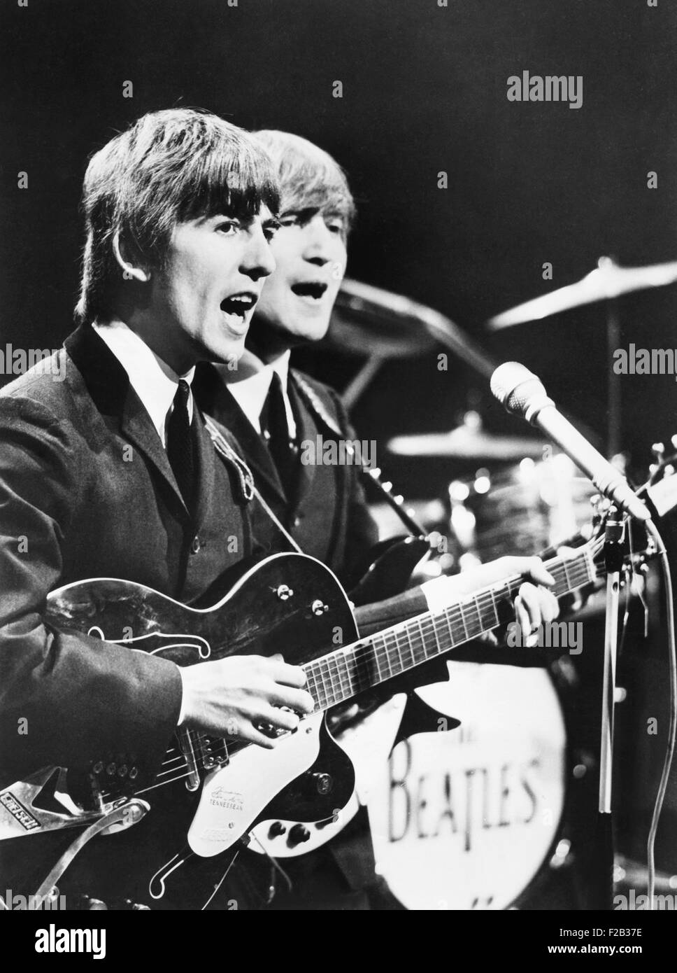 George Harrison (links) und John Lennon von den Beatles. Ca. 1964. (CSU 2015 7 276) Stockfoto