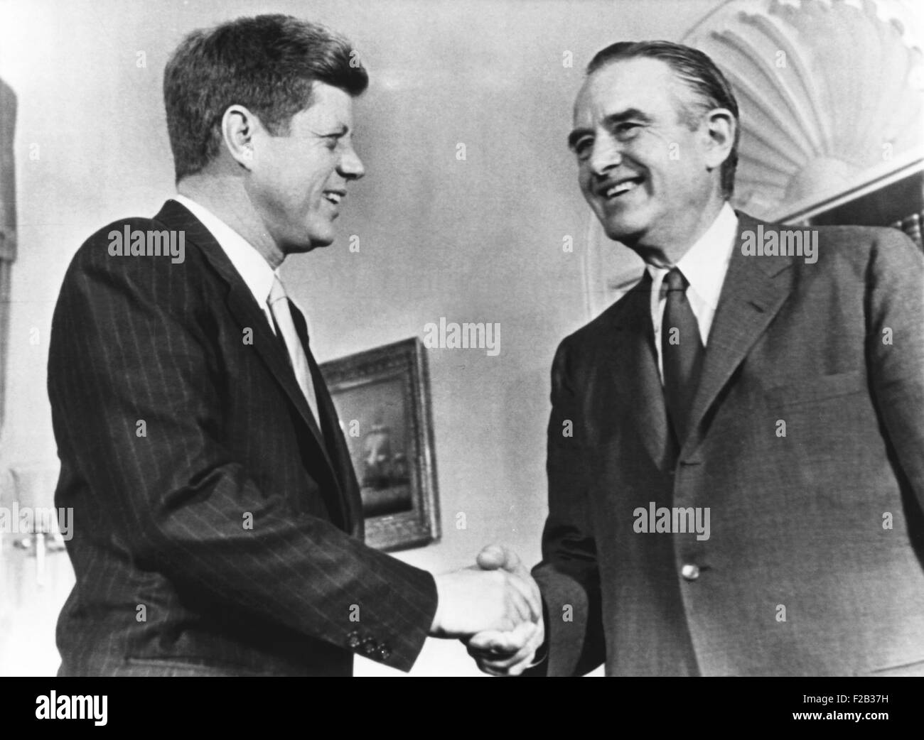 Präsident Kennedy empfängt Botschafter Averill Harriman bei seiner Rückkehr von einer 8 Nation, 27 Tagesausflug. 29. März 1961. (CSU 2015 7 273) Stockfoto