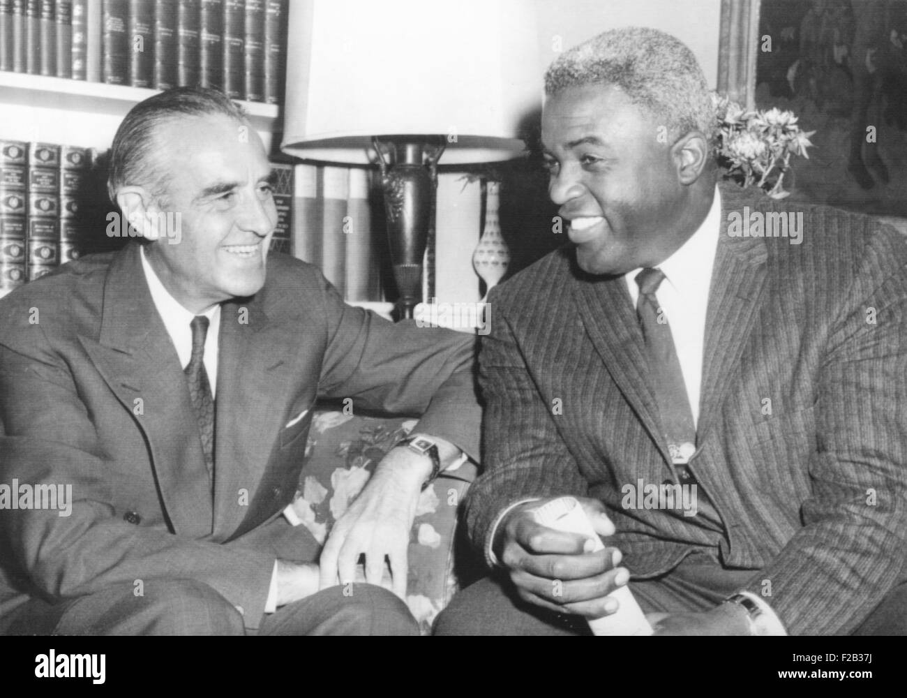 New Yorker Gouverneur Averill Harriman trifft sich mit Jackie Robinson. War der erste afroamerikanische Spieler in der Major League baseball Stockfoto
