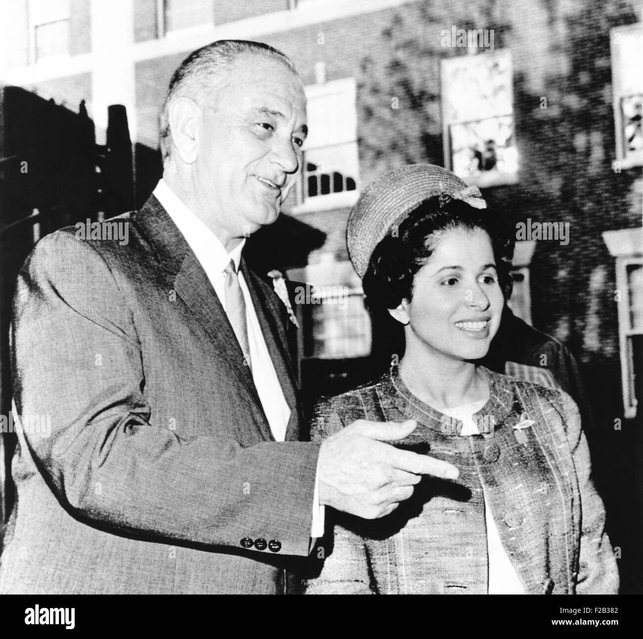 Präsident Johnson plaudert mit Patricia Harris, Professor für Verfassungsrecht an der Howard University. Lyndon Johnson Botschafter ihr in Luxemburg. Sie war die erste afro-amerikanische Frau der USA in der diplomatischen Hochlage. 4. Juni 1965. (CSU 2015 7 260) Stockfoto
