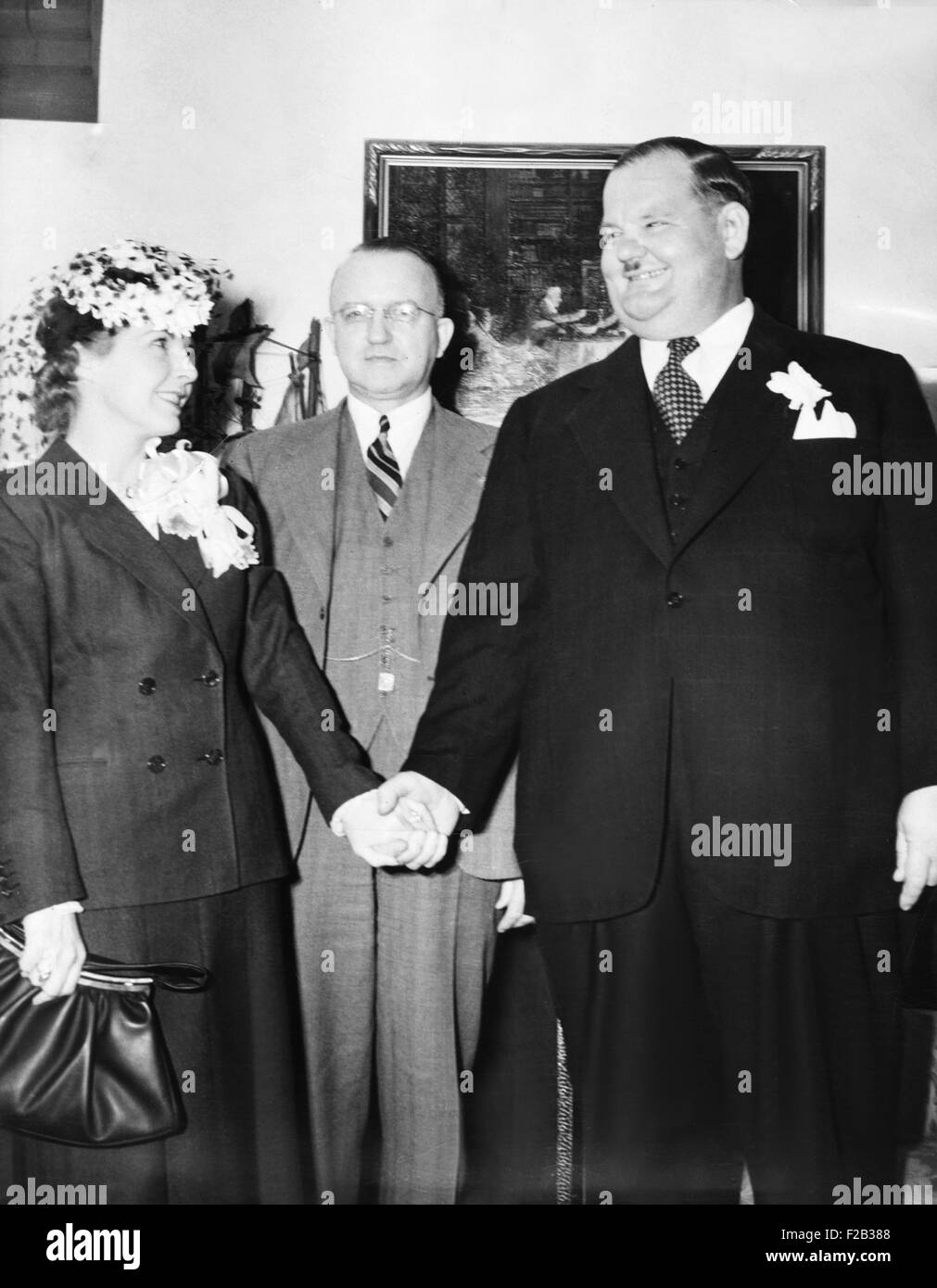 Komiker Oliver Hardy vermählten Studio Skript Mädchen, Virginia Lucille Jones, in Las Vegas, Nevada. Richter Roger Foley (Mitte), die ihnen am 8. März 1940 heiratete. Sie blieben bis zu seinem Tod im Jahre 1957 verheiratet. (CSU 2015 7 252) Stockfoto