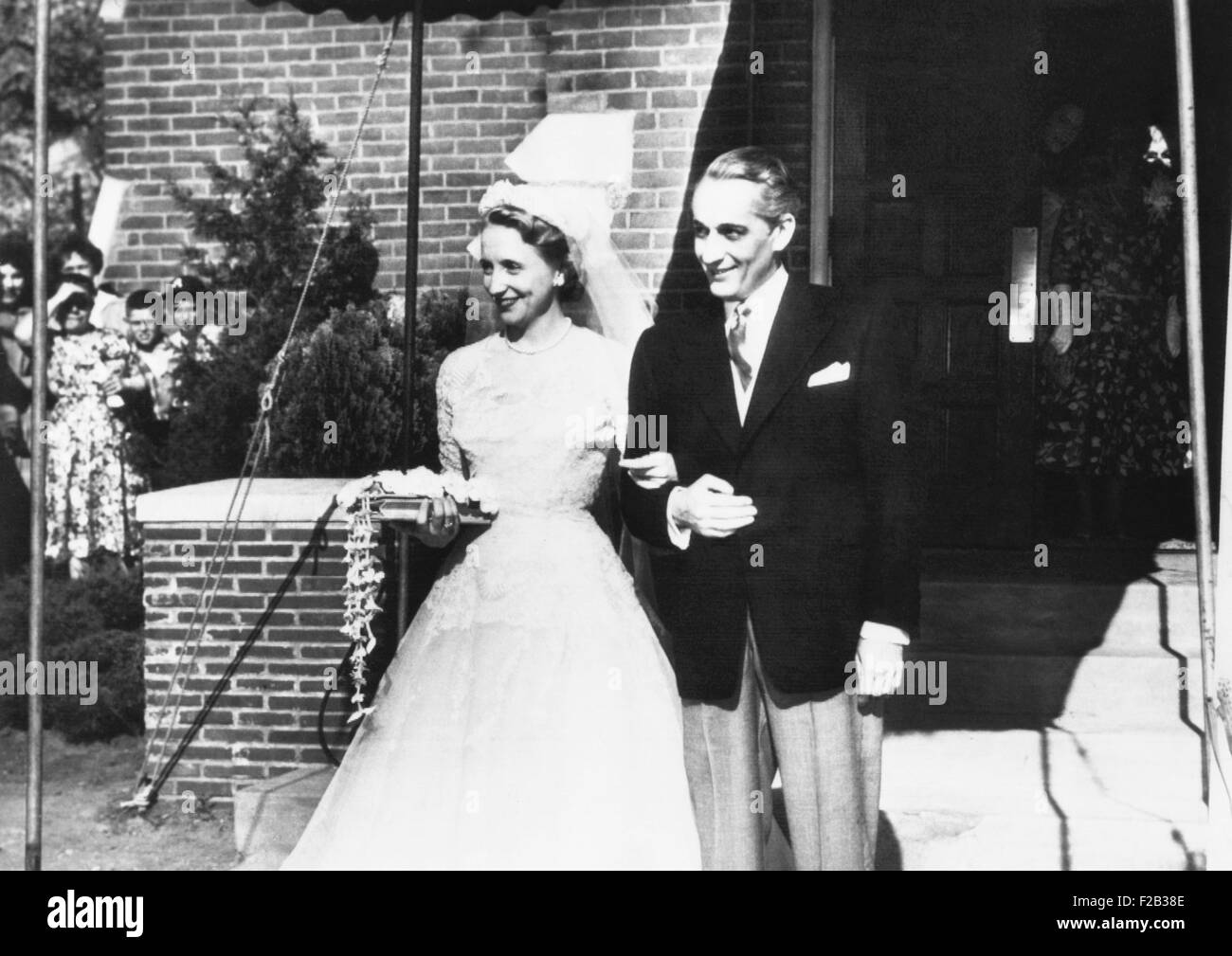 Herr & Mrs Clifton Daniel verlassen die Trinity Episcopal Church nach ihrer Hochzeit. Sie war Margaret Truman, einziges Kind des ehemaligen Stockfoto