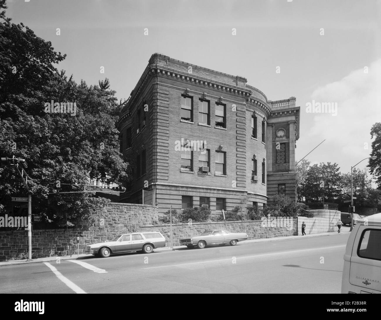 Yonkers Public Library, ca. 1980. Nordwestflügel. Nepperhan Avenue & South Broadway. Westchester County, New York. (BSLOC 2015 11 3) Stockfoto