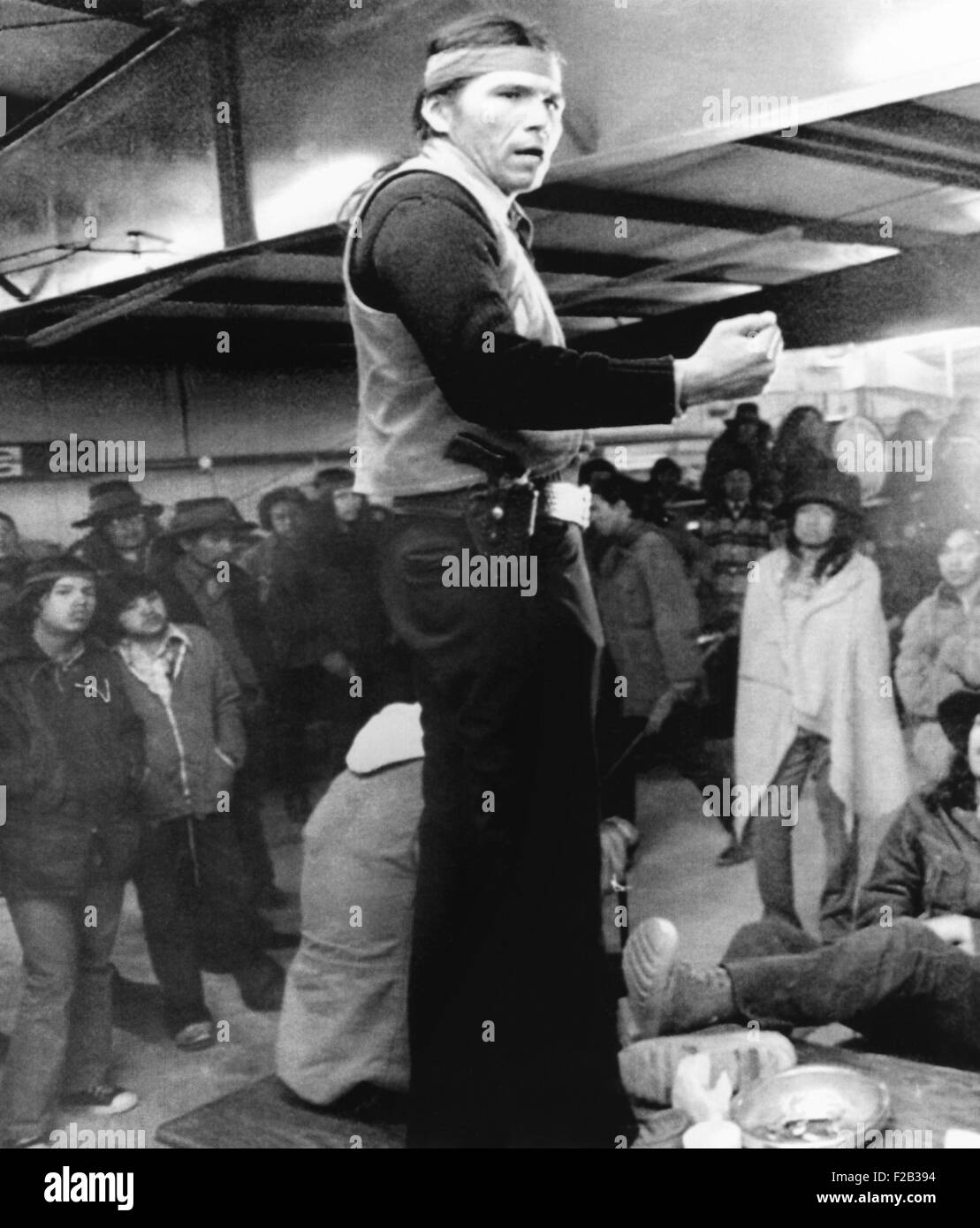 Dennis Banks, spricht zu den Indianern während der Besetzung von Wounded Knee 1973. Etwa 200 Indianer protestierten die Stammes-Präsidentschaft von Richard Wilson. 9. März 1973. Am 29. Dezember 1890, die USA 7. Kavallerie tötete 200 Männer, Frauen und Kinder der Lakota am Wounded Knee. -(CSU 2015 6 241) Stockfoto