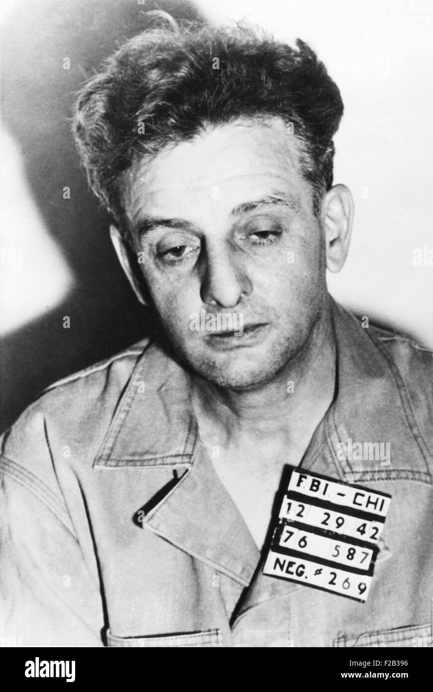 Roger "Schrecklichen" Touly, ergab sich FBI kurz nach g-men zwei Mitglieder der Bande getötet. Er wurde mit Basil Banghart in Chicago am 29. Dezember 1942 verhaftet. Er war am großen seit Statesville Gefängnisausbruch letzten 9. Oktober 1942. Im Jahr 1934 wurde er inhaftiert wegen der Entführung des Gangsters John Faktor. Er wurde umrahmt von Faktor und Al Capone, wer organisiert die Entführung Verwicklung Touhy vortäuschen, die Kontrolle über seine Glücksspiel Organisation - (CSU 2015 6 239) zu übernehmen Stockfoto