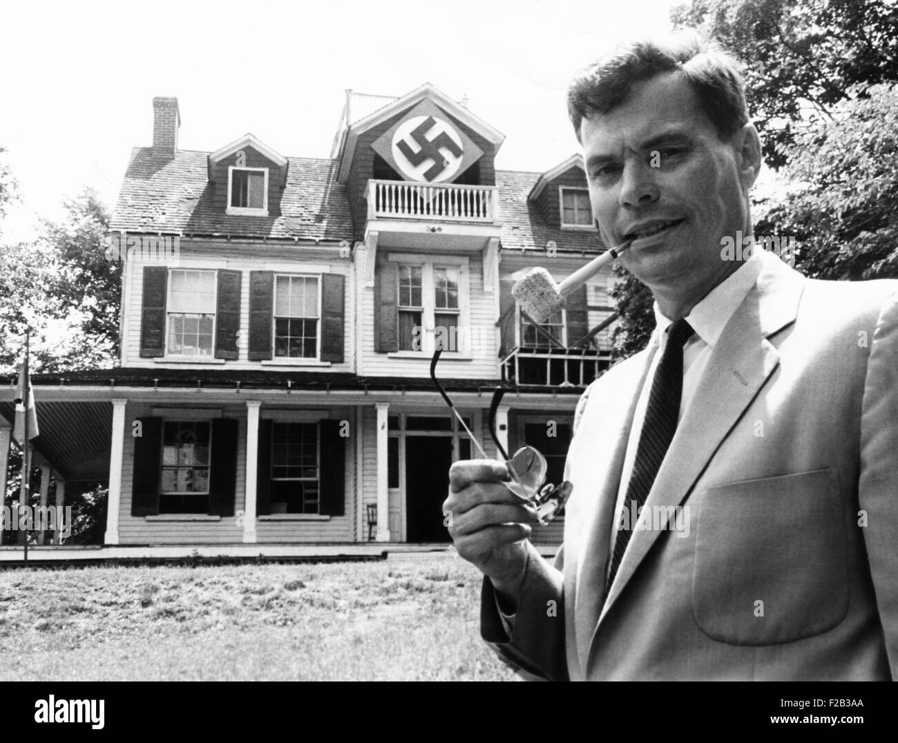 American Nazi George Lincoln Rockwell vor dem Hakenkreuz gekennzeichnet Haus in Arlington, Virginia. Er sagte, das Haus war NSDAP-zentrale und Kasernen. 5. Juni 1965 - (CSU 2015 6 209) Stockfoto