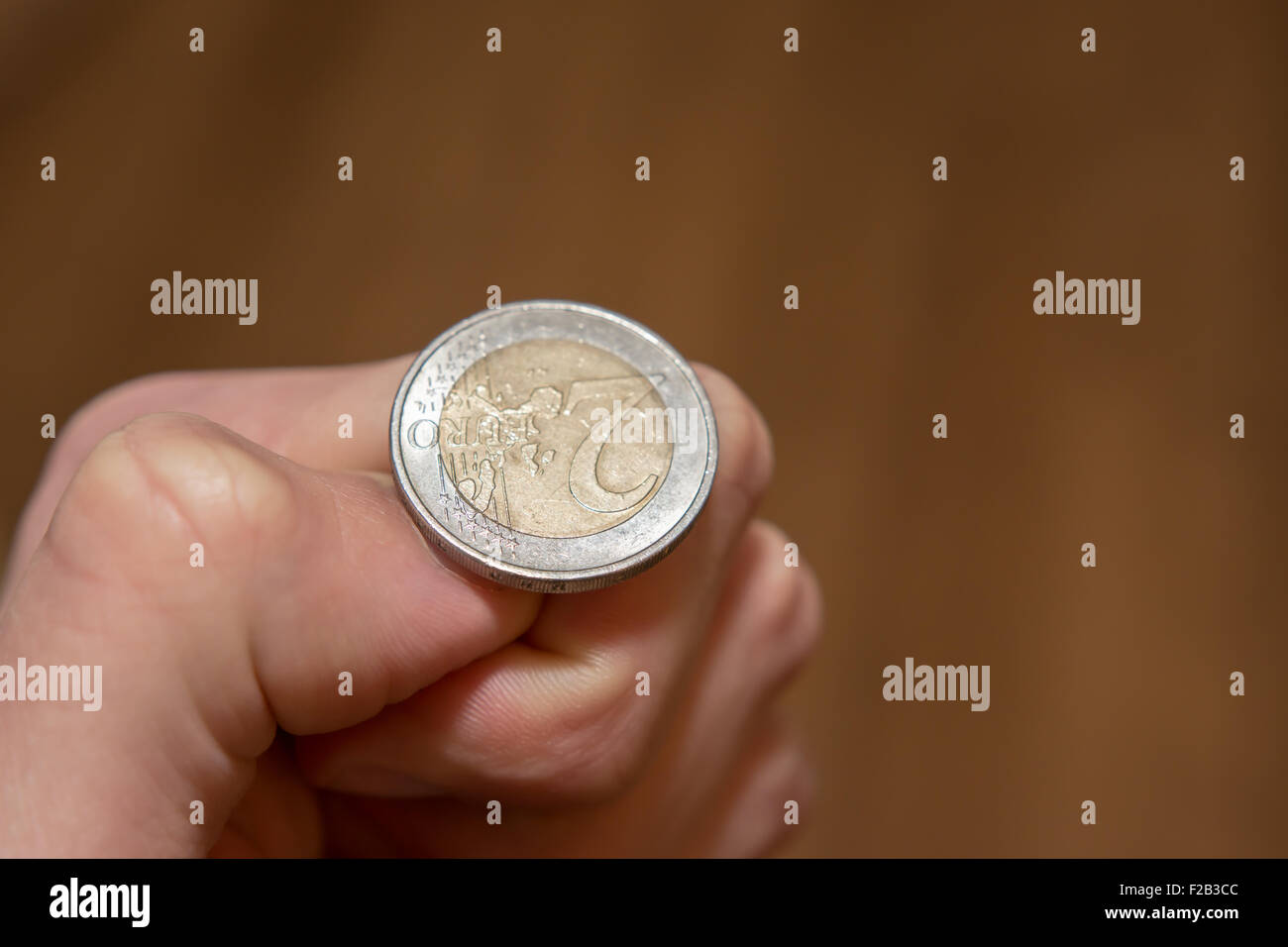 Wirft Euro Münze, Kopf oder Zahl, die Sie entscheiden Stockfoto