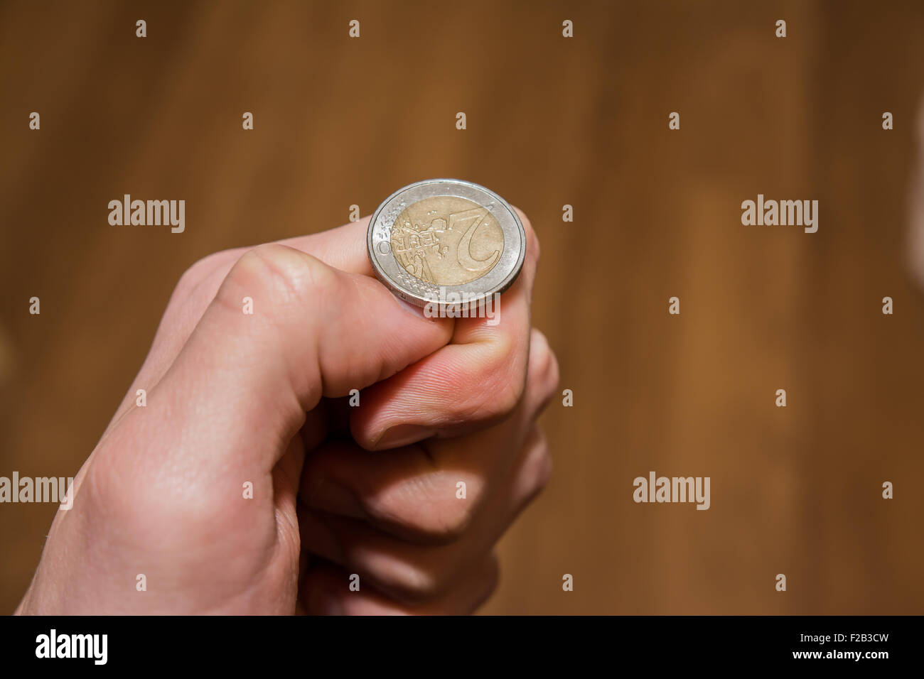 Wirft Euro Münze, Kopf oder Zahl, die Sie entscheiden Stockfoto